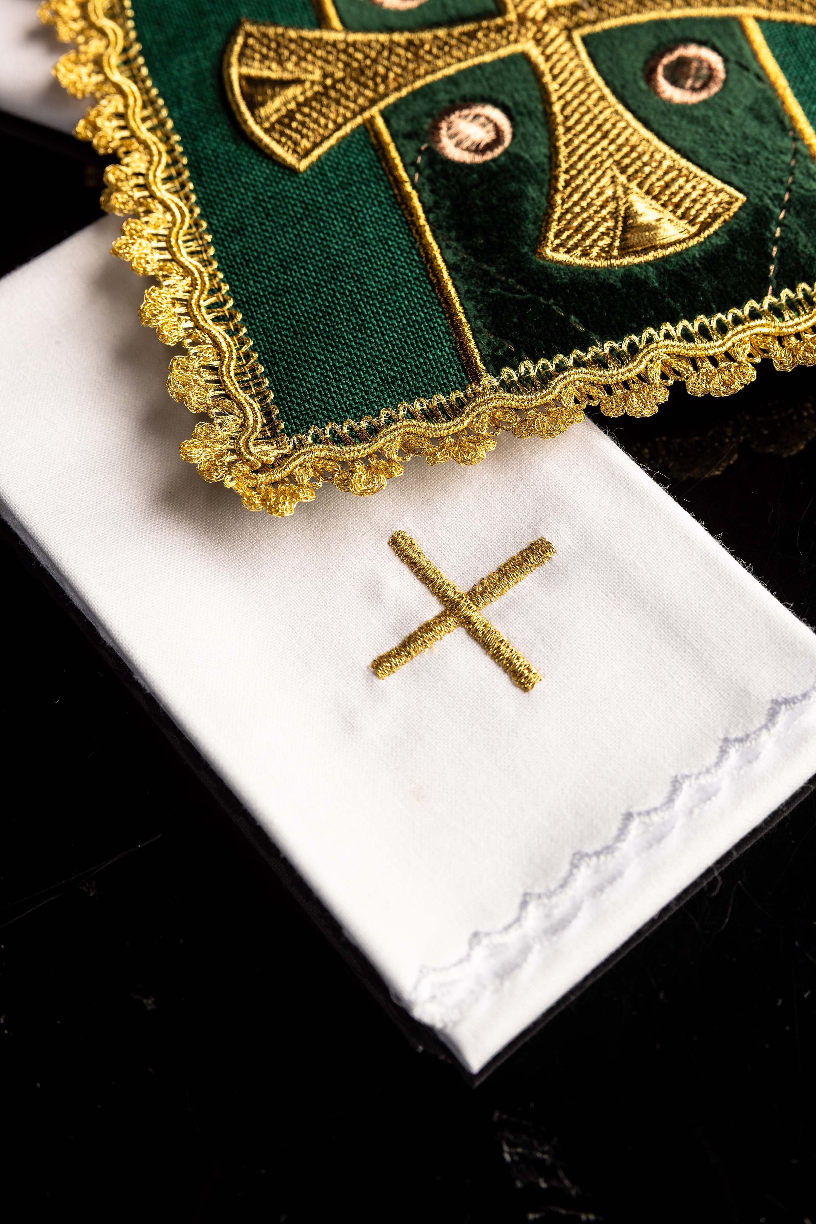 Liturgische Kelchwäsche grün auf Samt gestickt