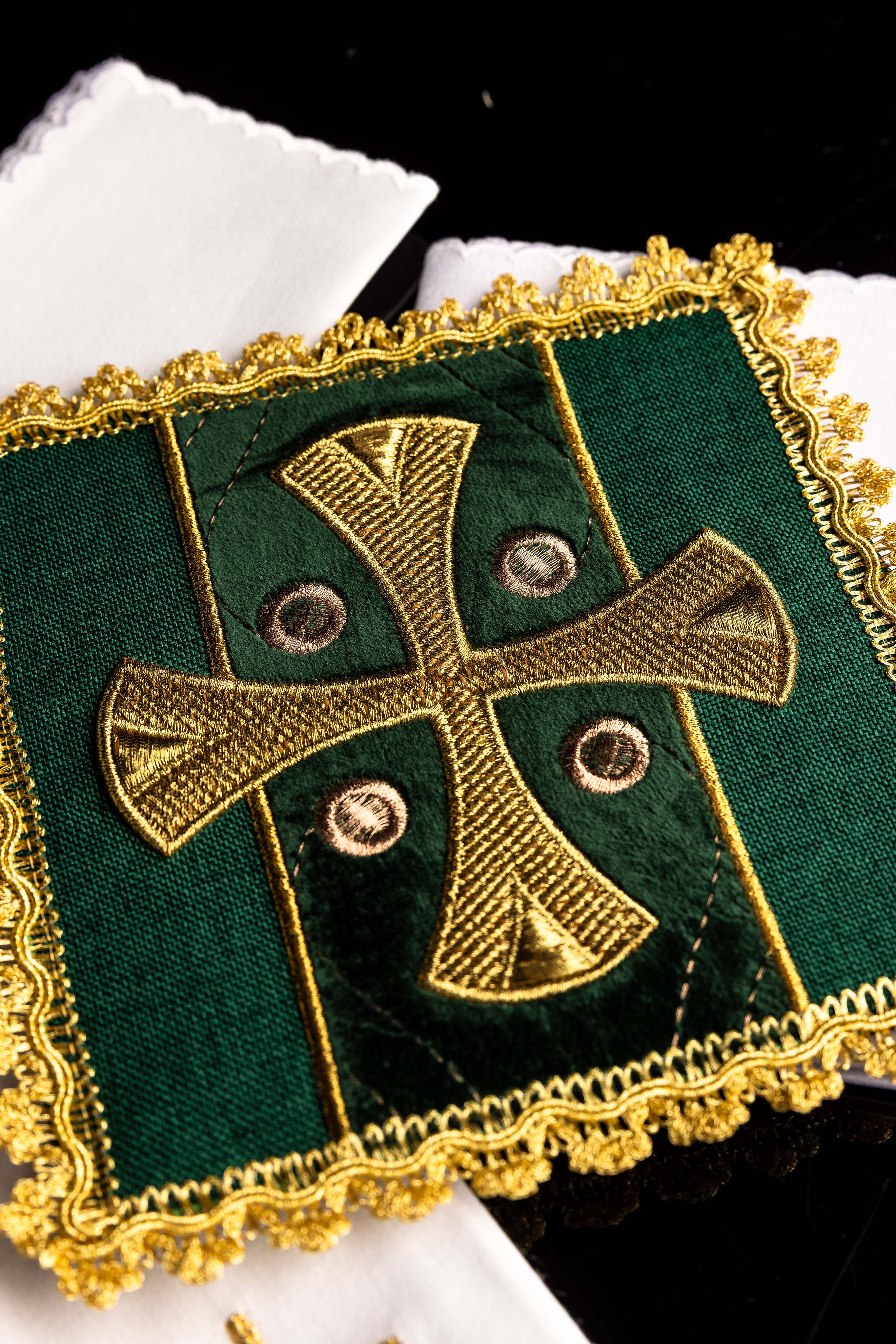 Liturgische Kelchwäsche grün auf Samt gestickt