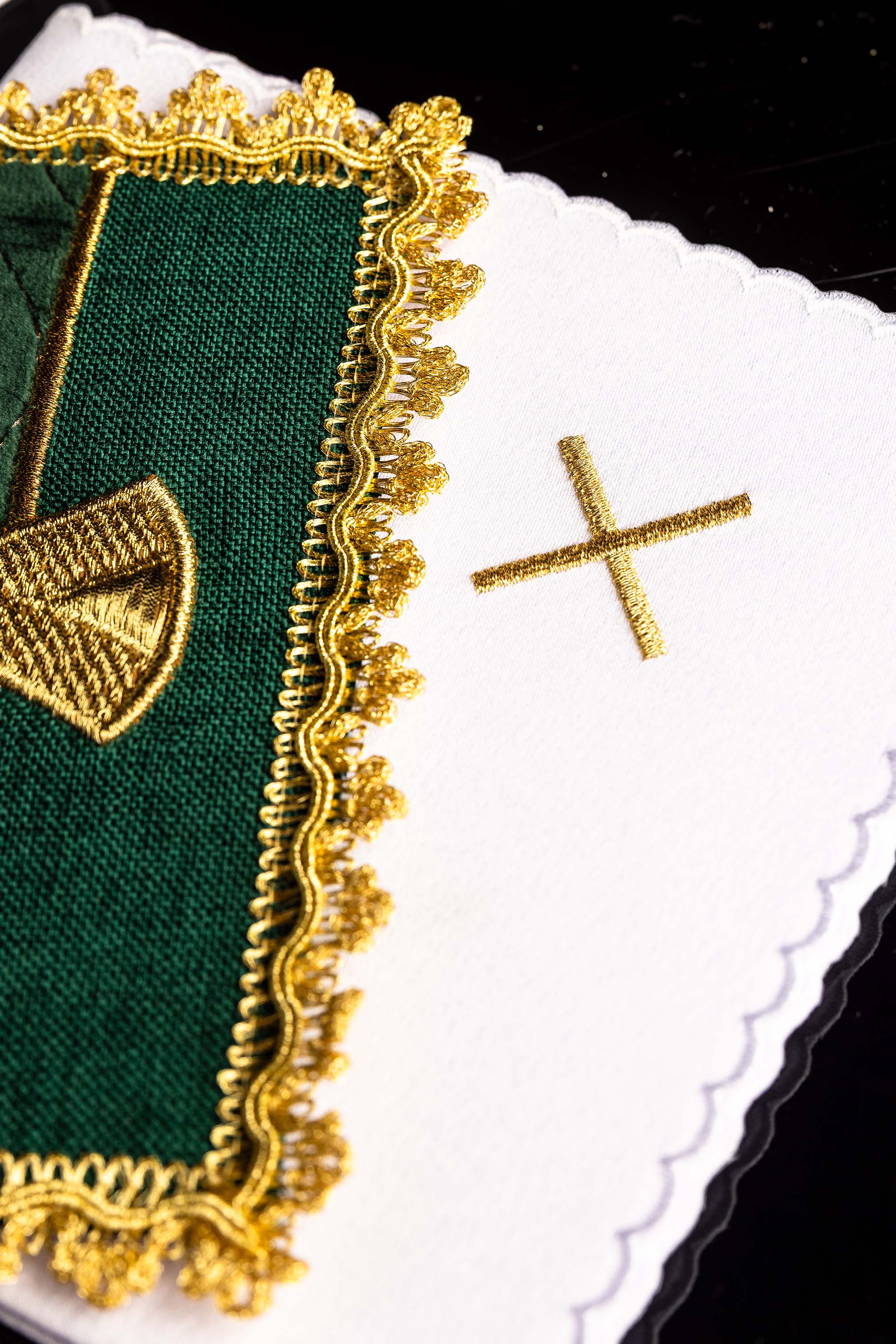 Liturgische Kelchwäsche grün auf Samt gestickt