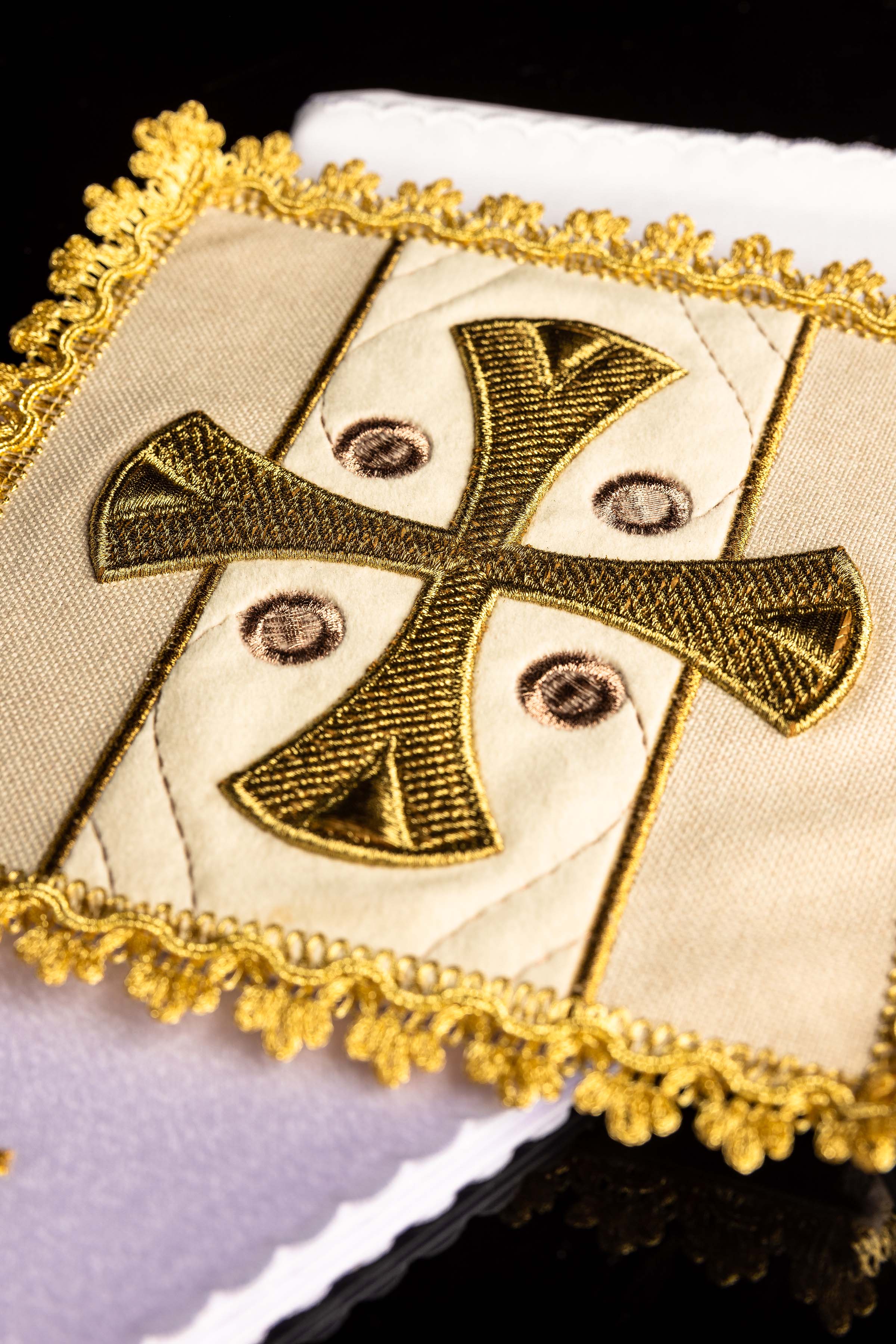 Liturgische Kelchwäsche ecru auf Samt gestickt