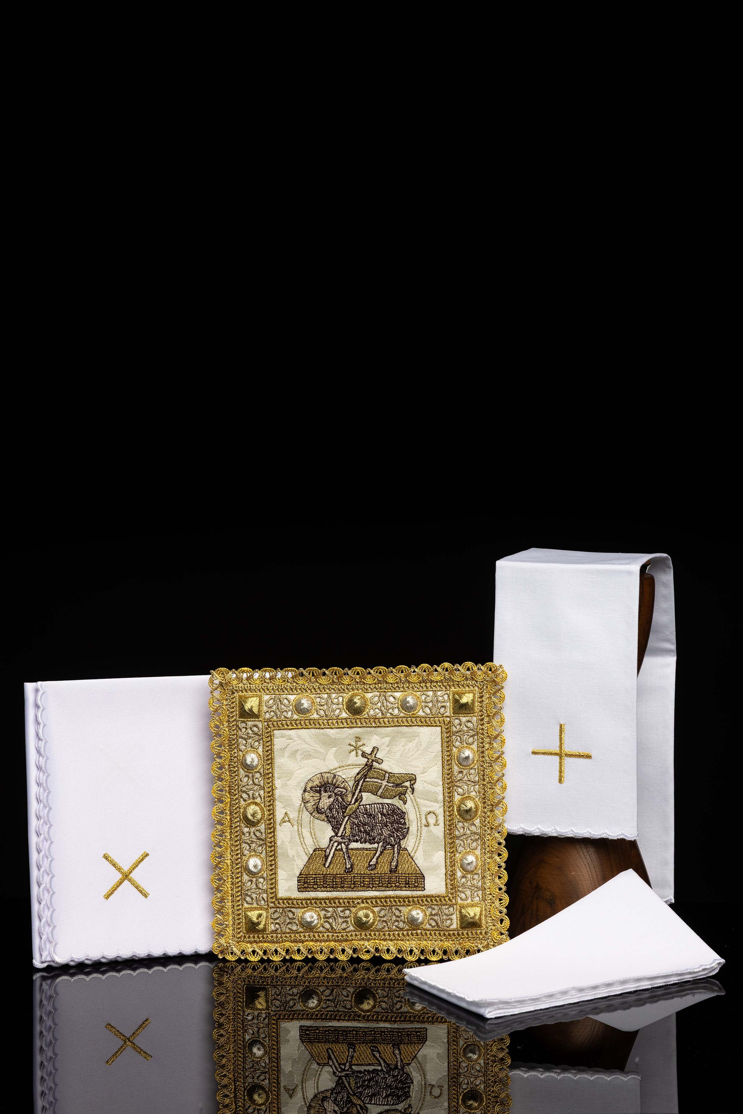 Kelchwäsche-Set in Weiß mit Lamm Gottes in Goldbraun und Goldrand
