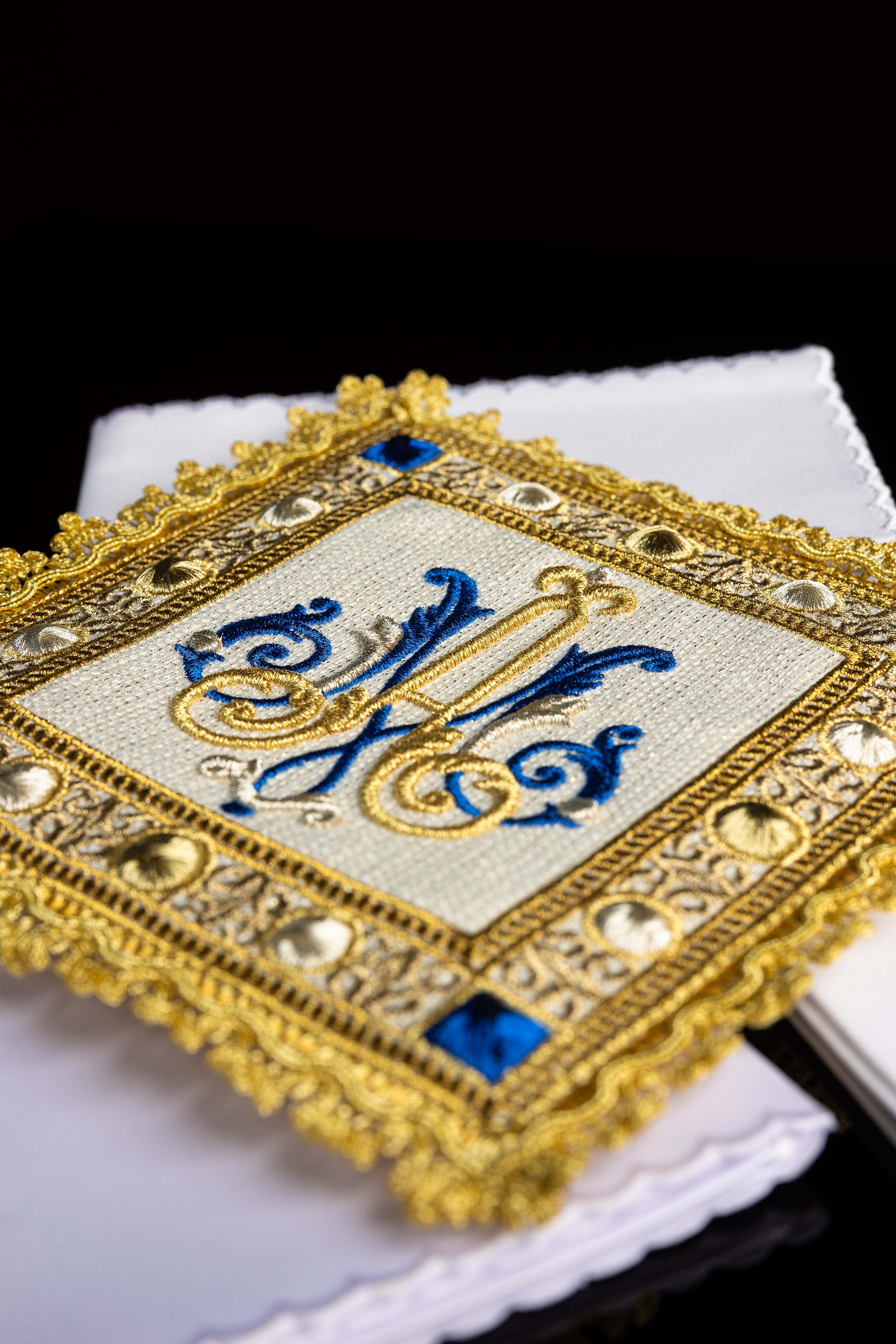 Kelchwäsche-Set aus Baumwolle mit blau-goldenem Marienmonogramm