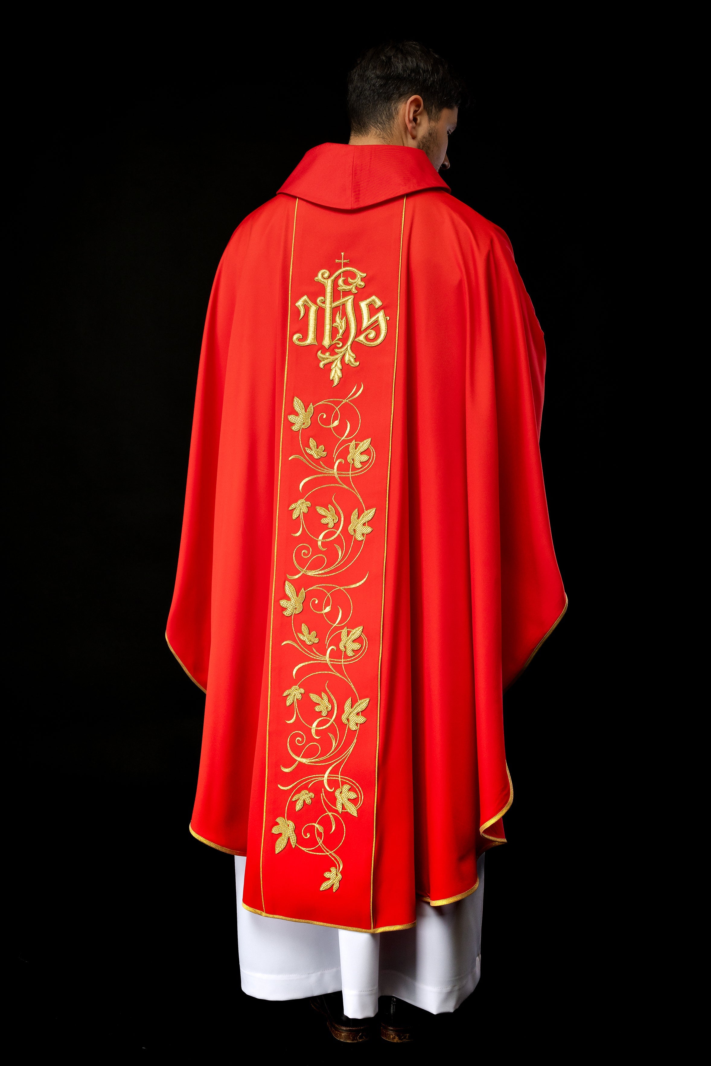 Rotes liturgisches Messgewand mit reich verziertem Gürtel mit Blumenmotiv und IHS