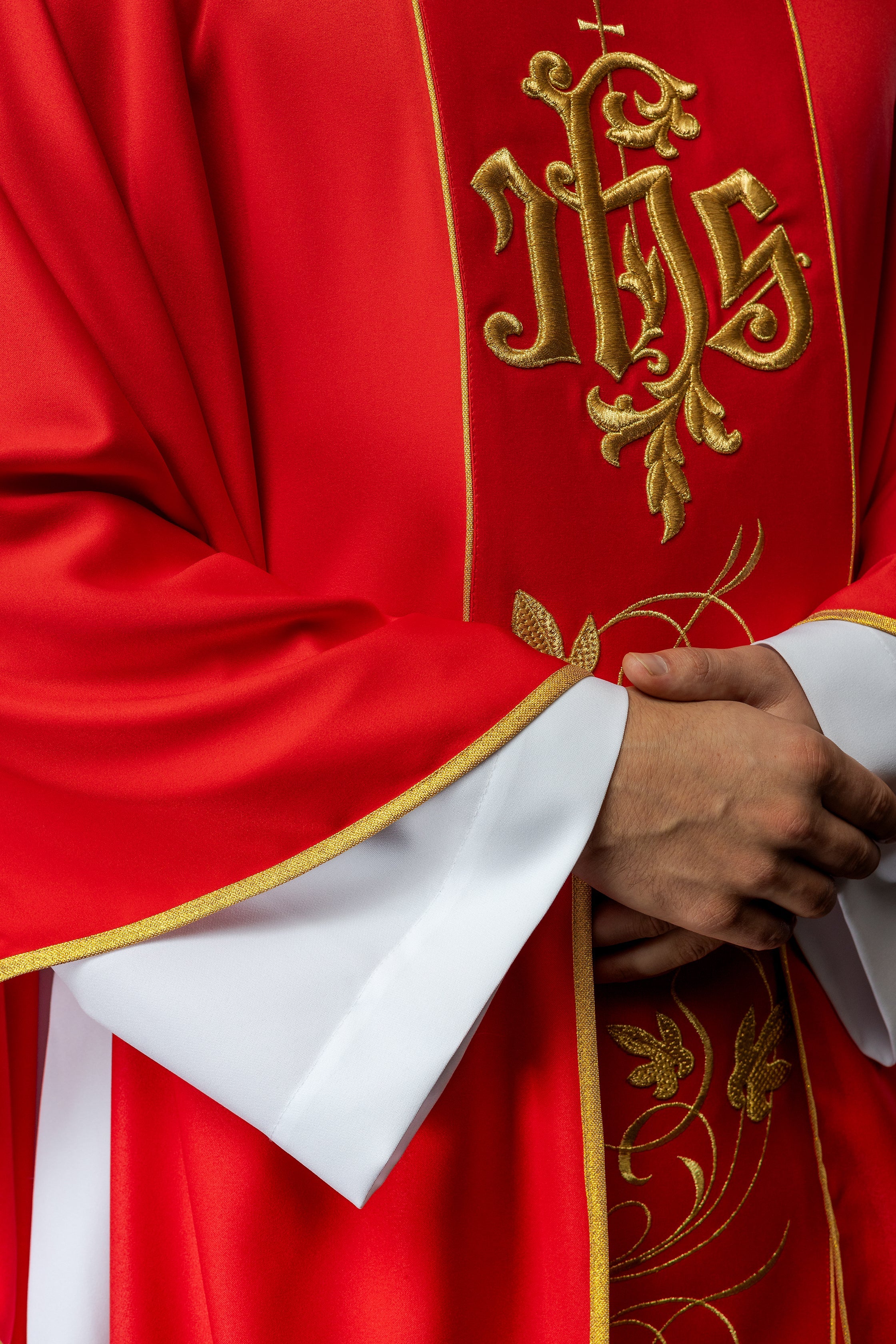 Rotes liturgisches Messgewand mit reich verziertem Gürtel mit Blumenmotiv und IHS