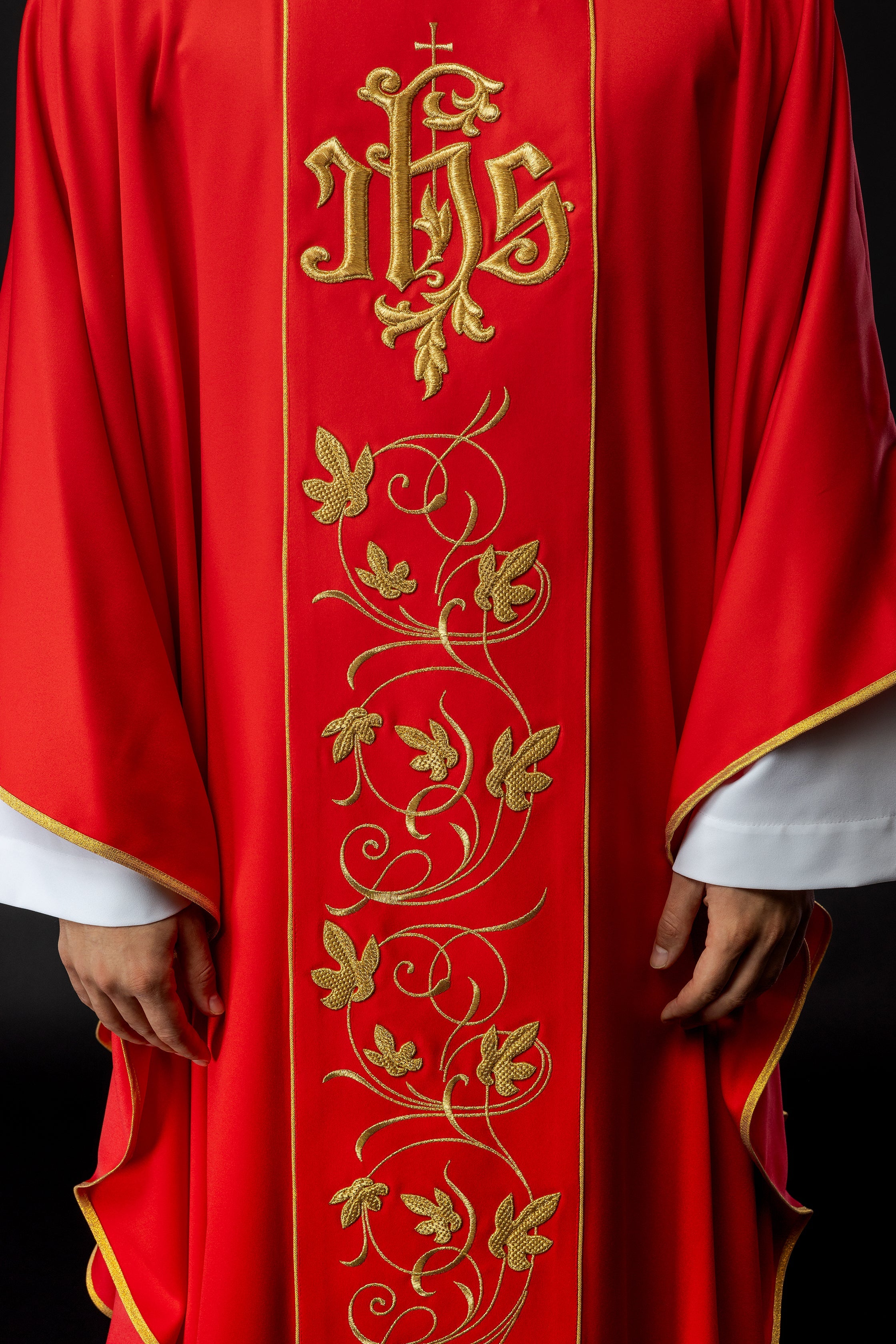 Rotes liturgisches Messgewand mit reich verziertem Gürtel mit Blumenmotiv und IHS