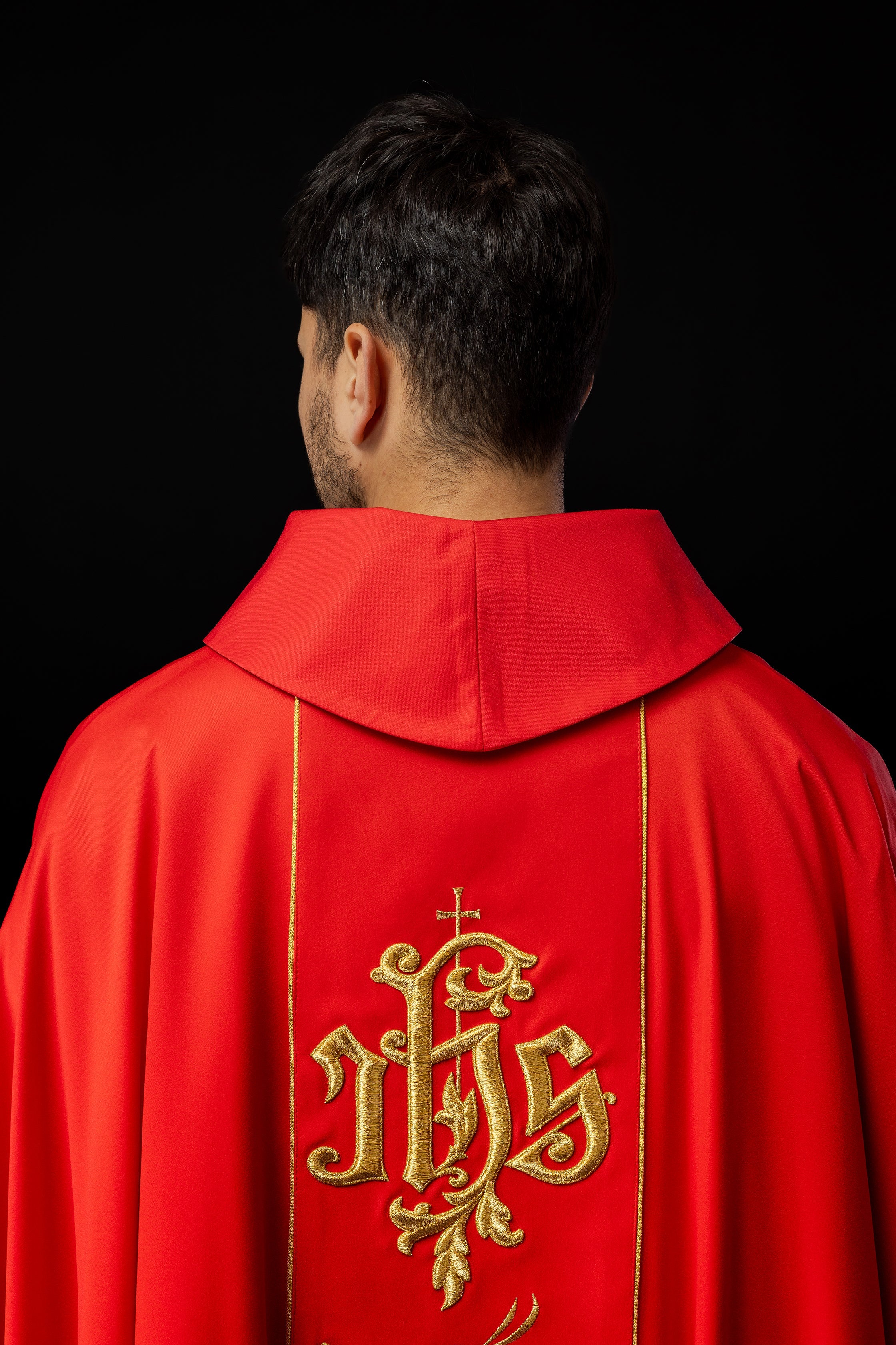 Rotes liturgisches Messgewand mit reich verziertem Gürtel mit Blumenmotiv und IHS