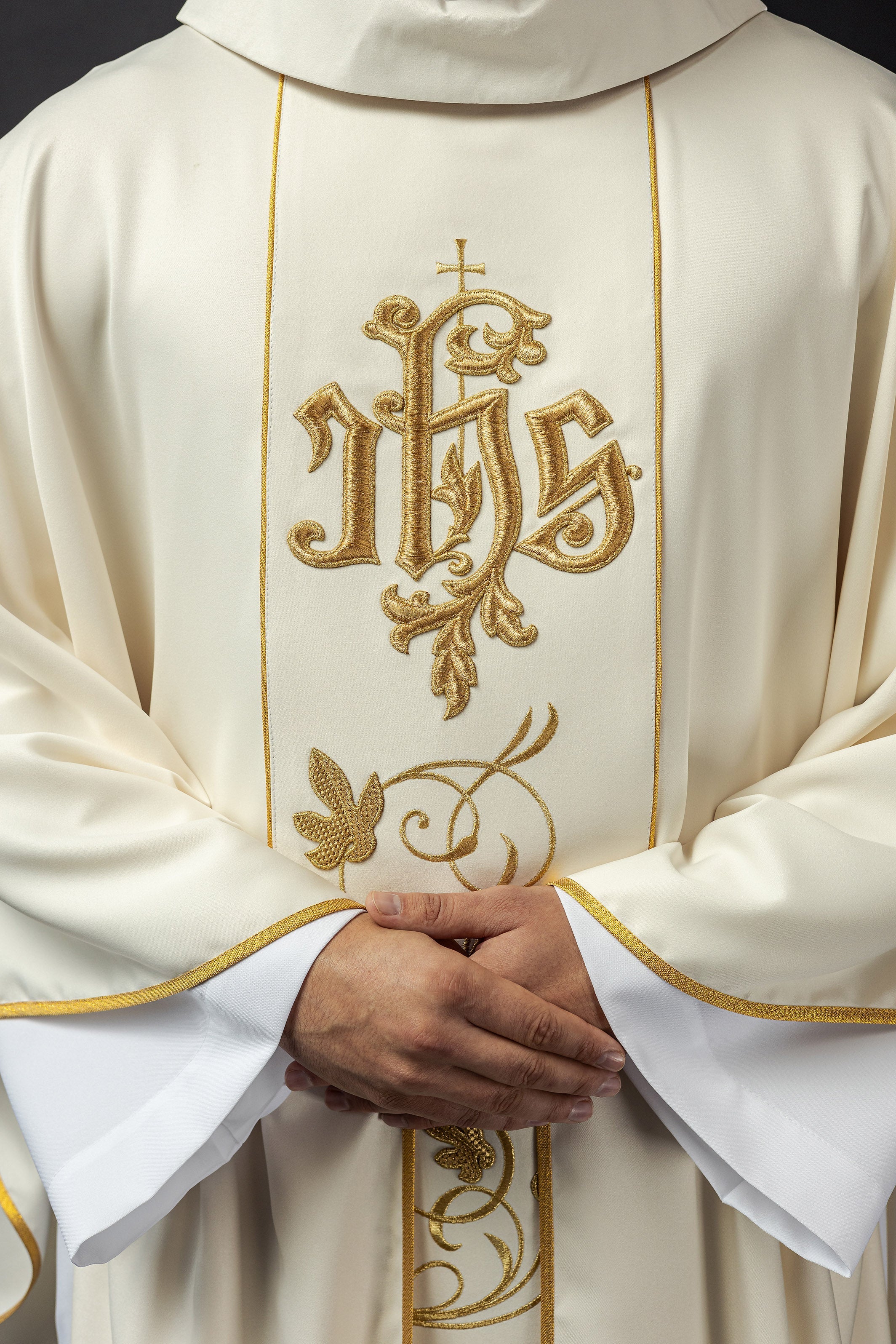 Ecru ornat liturgiczny z bogato zdobionym pasem motywem florystycznym i IHS - ORNATY.PL