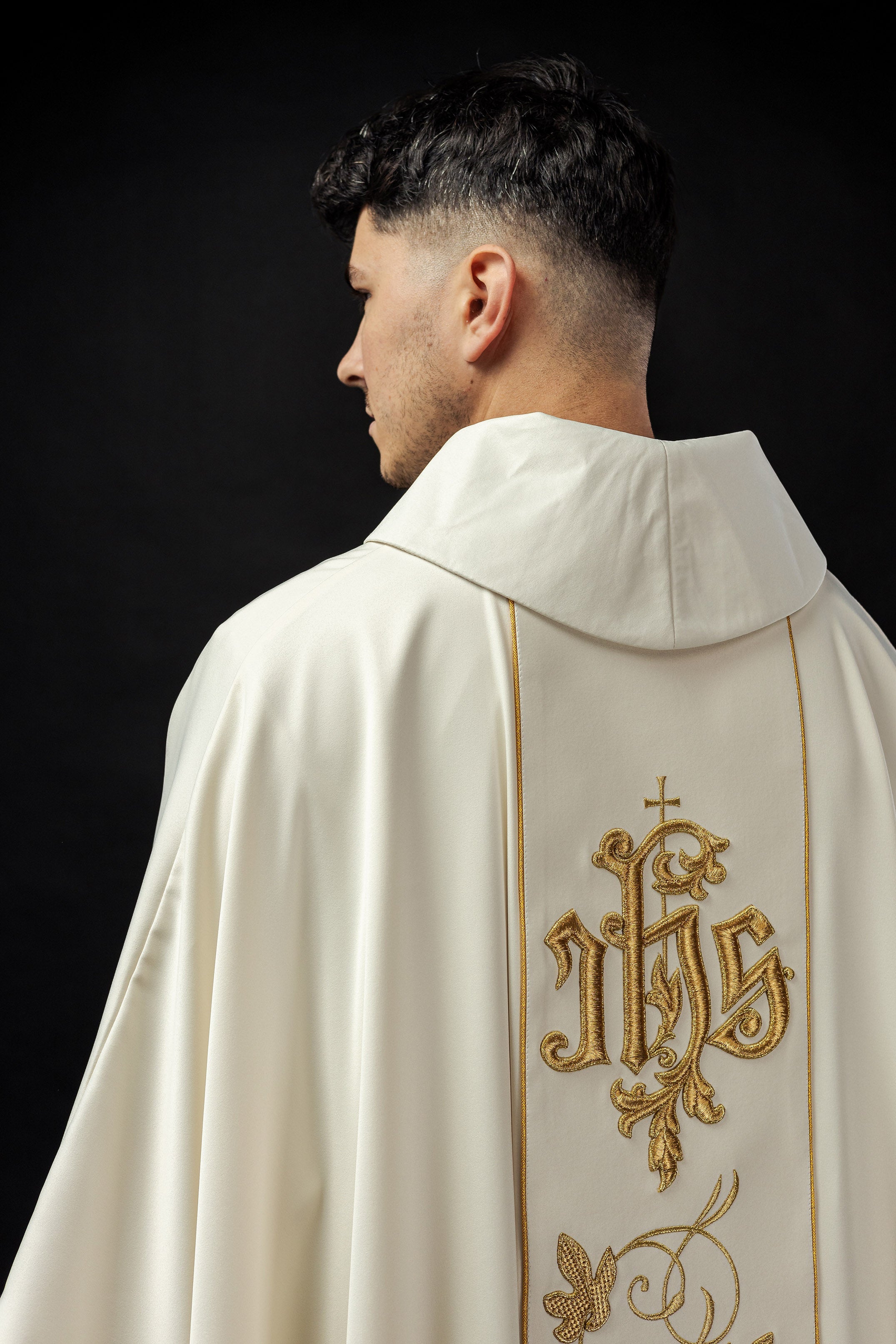 Ecru ornat liturgiczny z bogato zdobionym pasem motywem florystycznym i IHS - ORNATY.PL