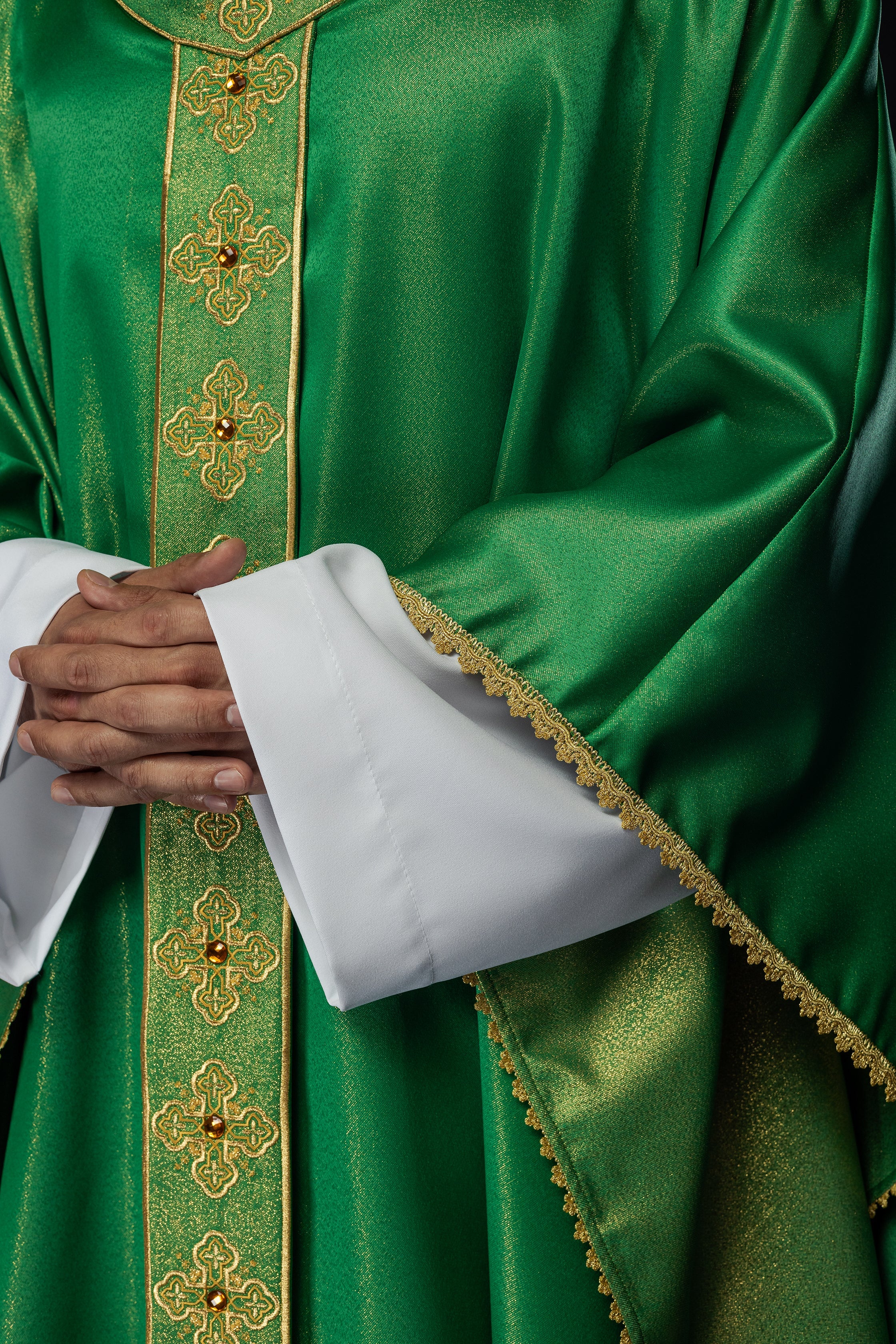 Grünes Messgewand mit besticktem Gürtel und mit Steinen verziertem Kragen