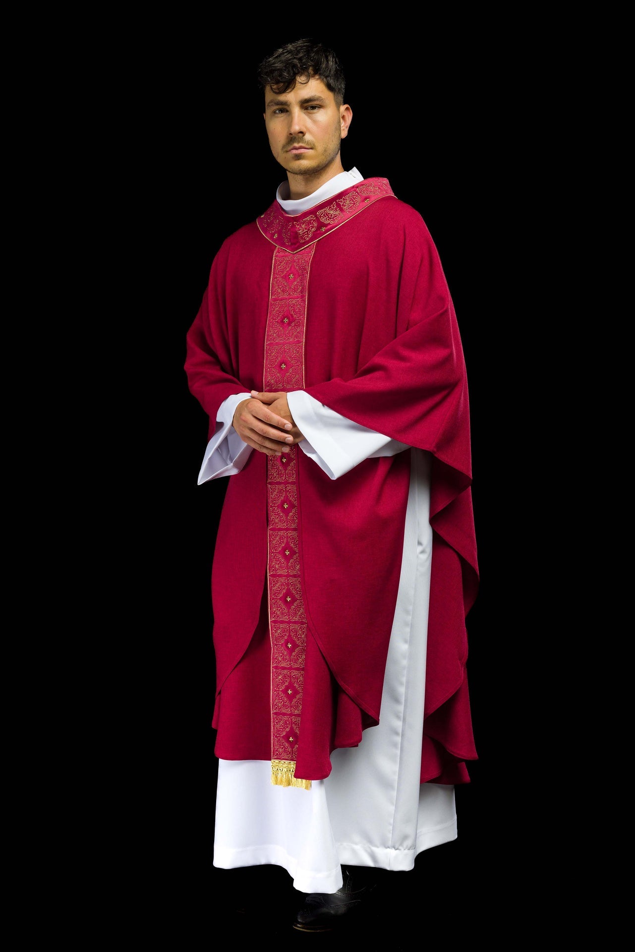 Ornat z bogato haftowanym pasem i kołnierzem w kolorze czerwonym - ORNATY.PL