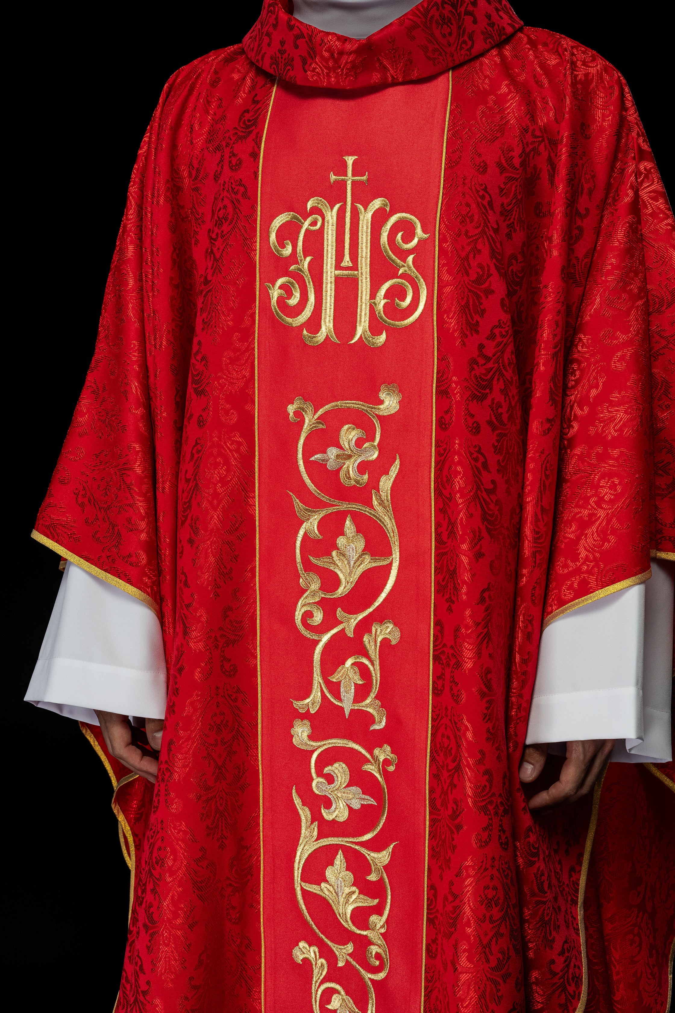 Rotes liturgisches Messgewand mit reich verziertem IHS-Gürtel