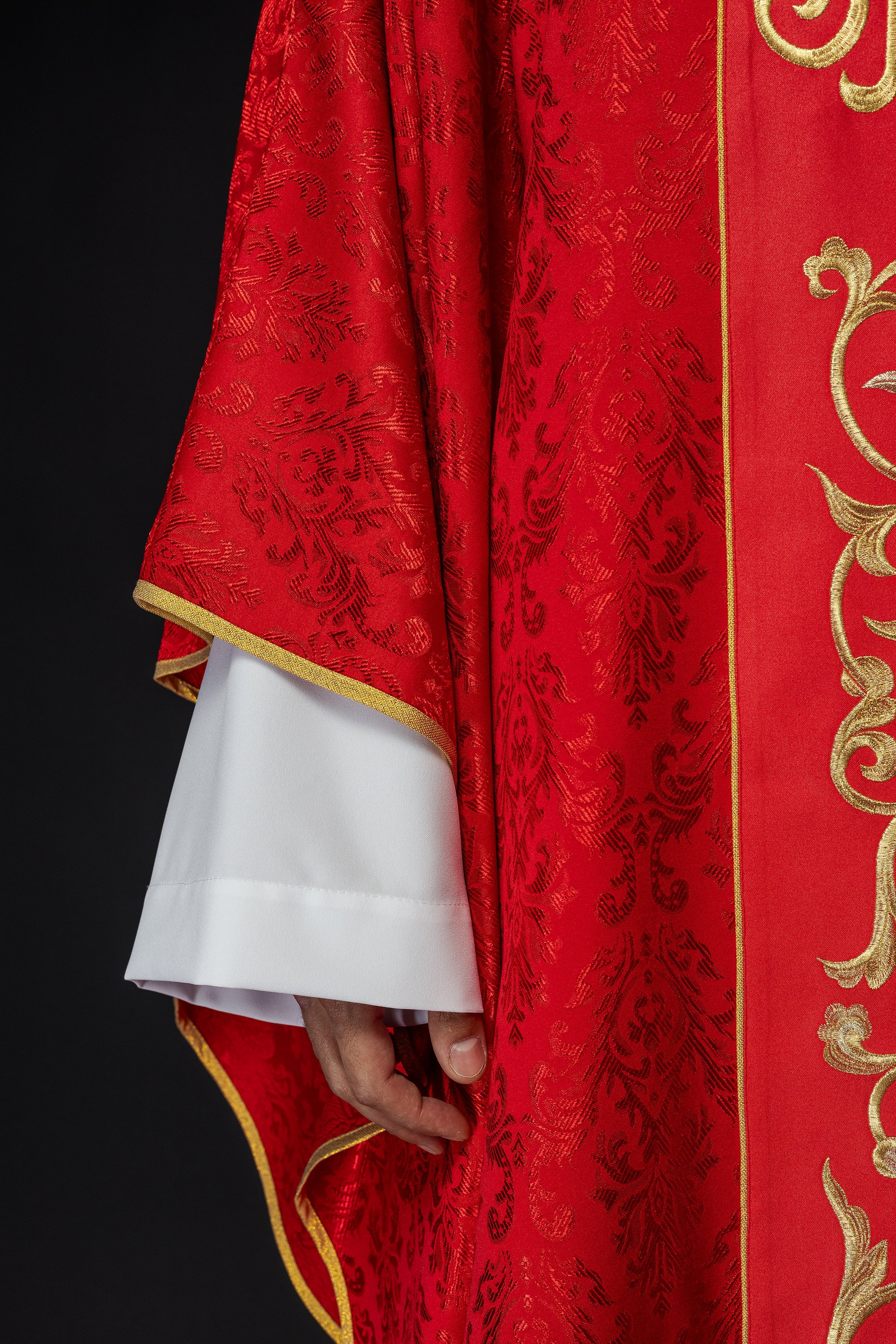 Rotes liturgisches Messgewand mit reich verziertem IHS-Gürtel