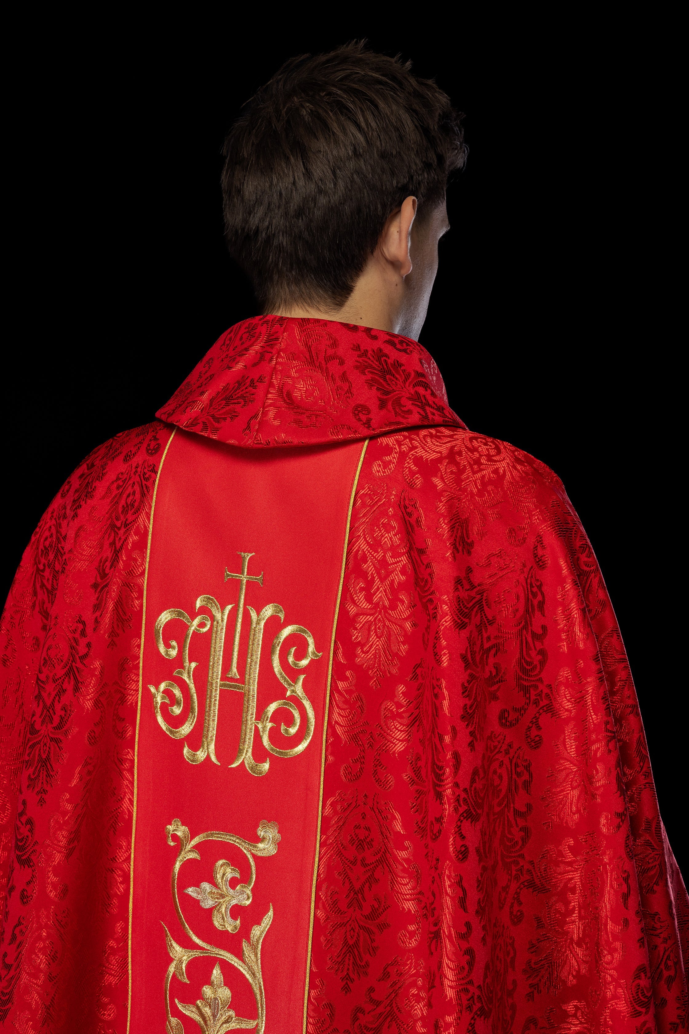 Rotes liturgisches Messgewand mit reich verziertem IHS-Gürtel