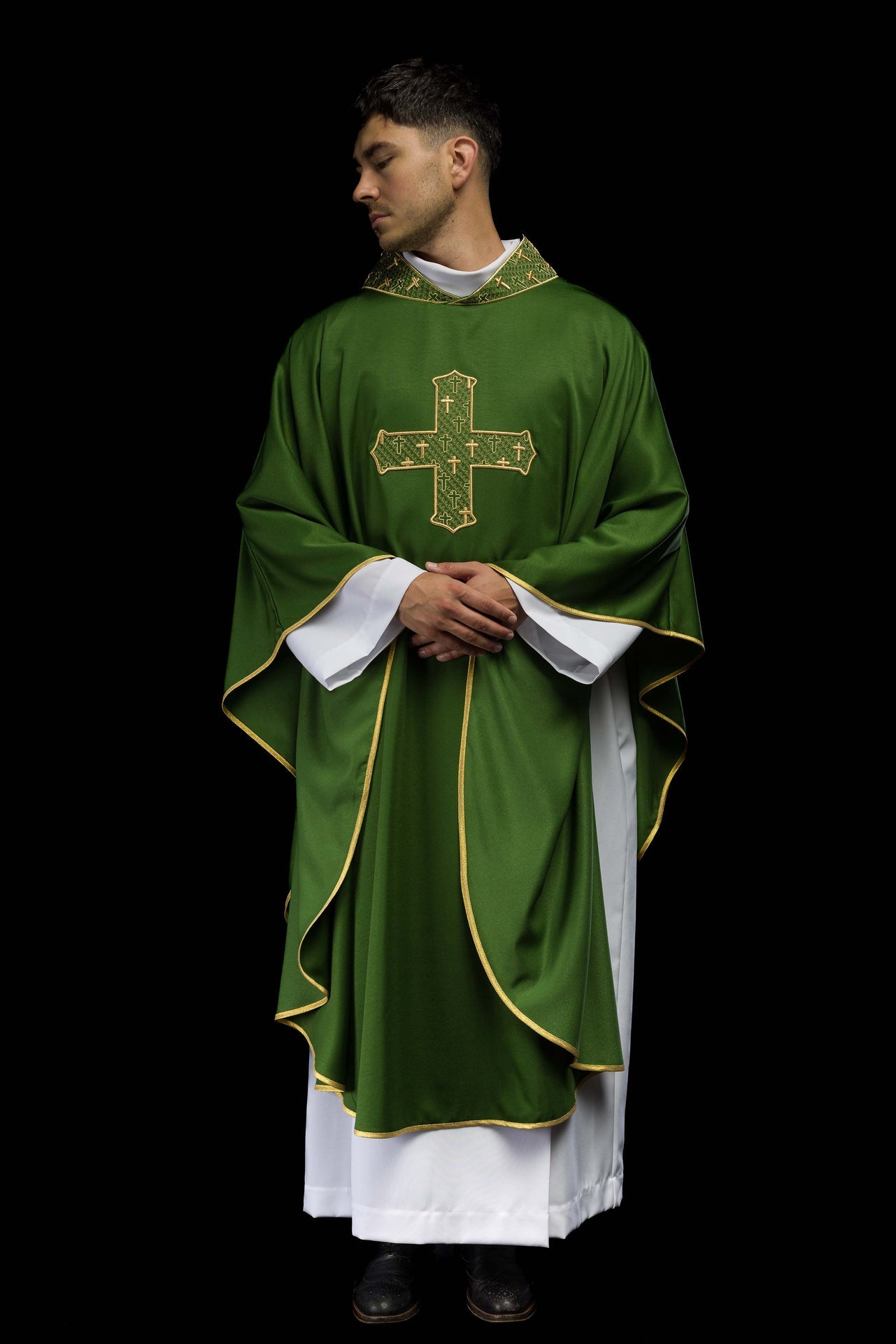 Ornat z bogato haftowanym krzyżem i kołnierzem w kolorze zielonym - ORNATY.PL