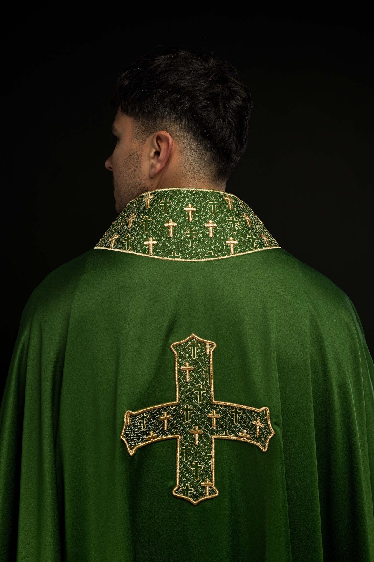 Ornat z bogato haftowanym krzyżem i kołnierzem w kolorze zielonym - ORNATY.PL
