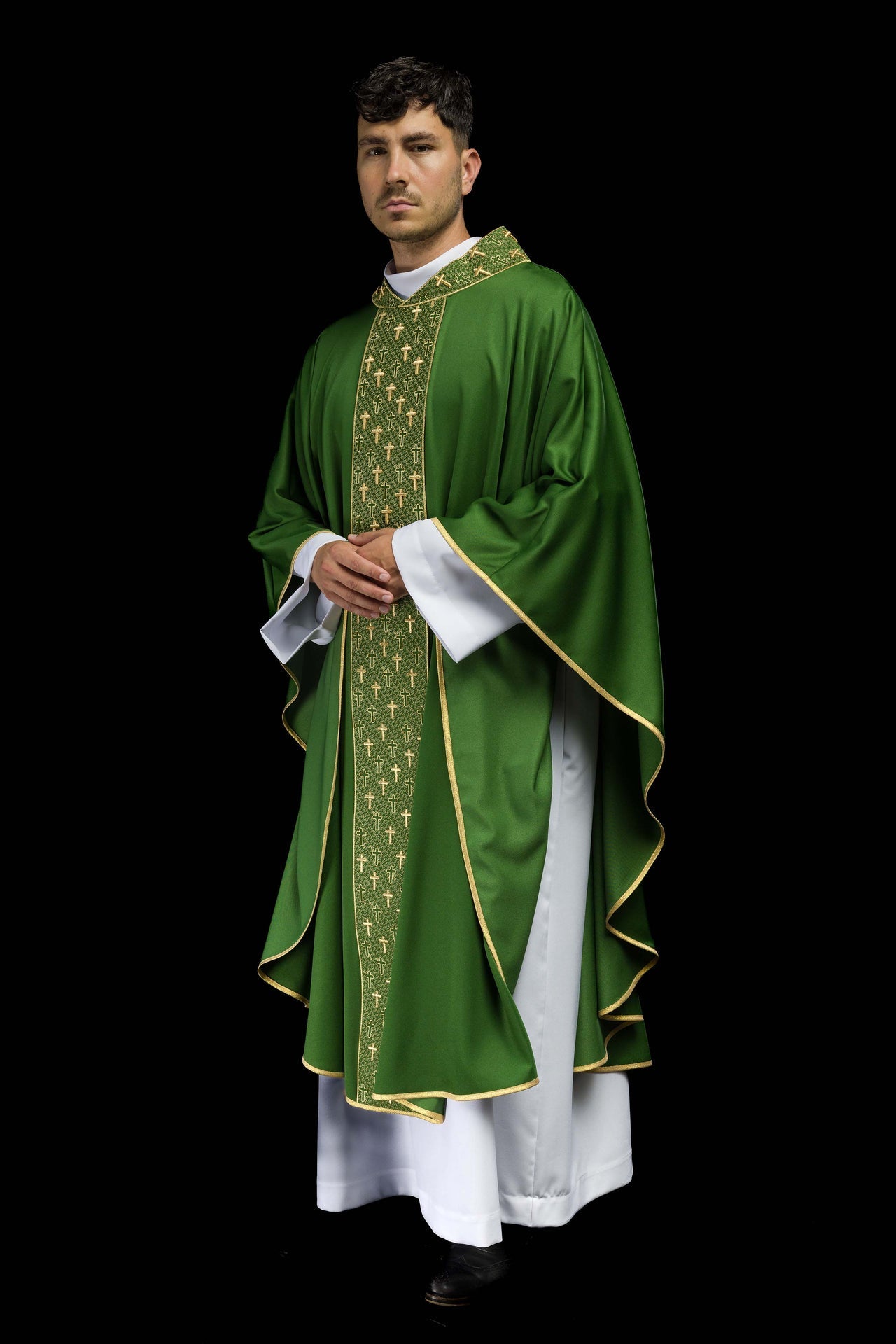 Ornat z bogato haftowanym pasem w krzyże w kolorze zielonym - ORNATY.PL