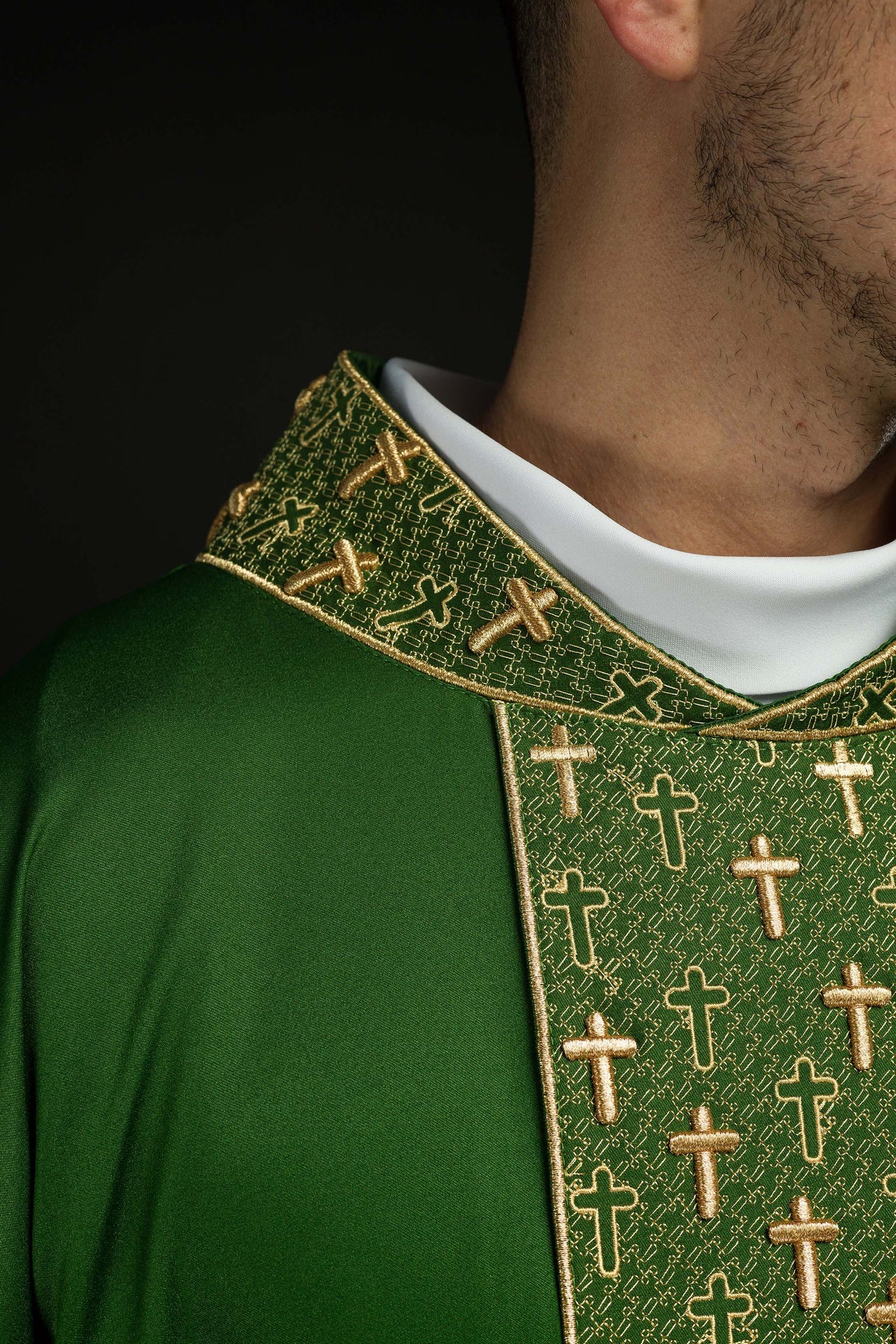 Ornat z bogato haftowanym pasem w krzyże w kolorze zielonym - ORNATY.PL