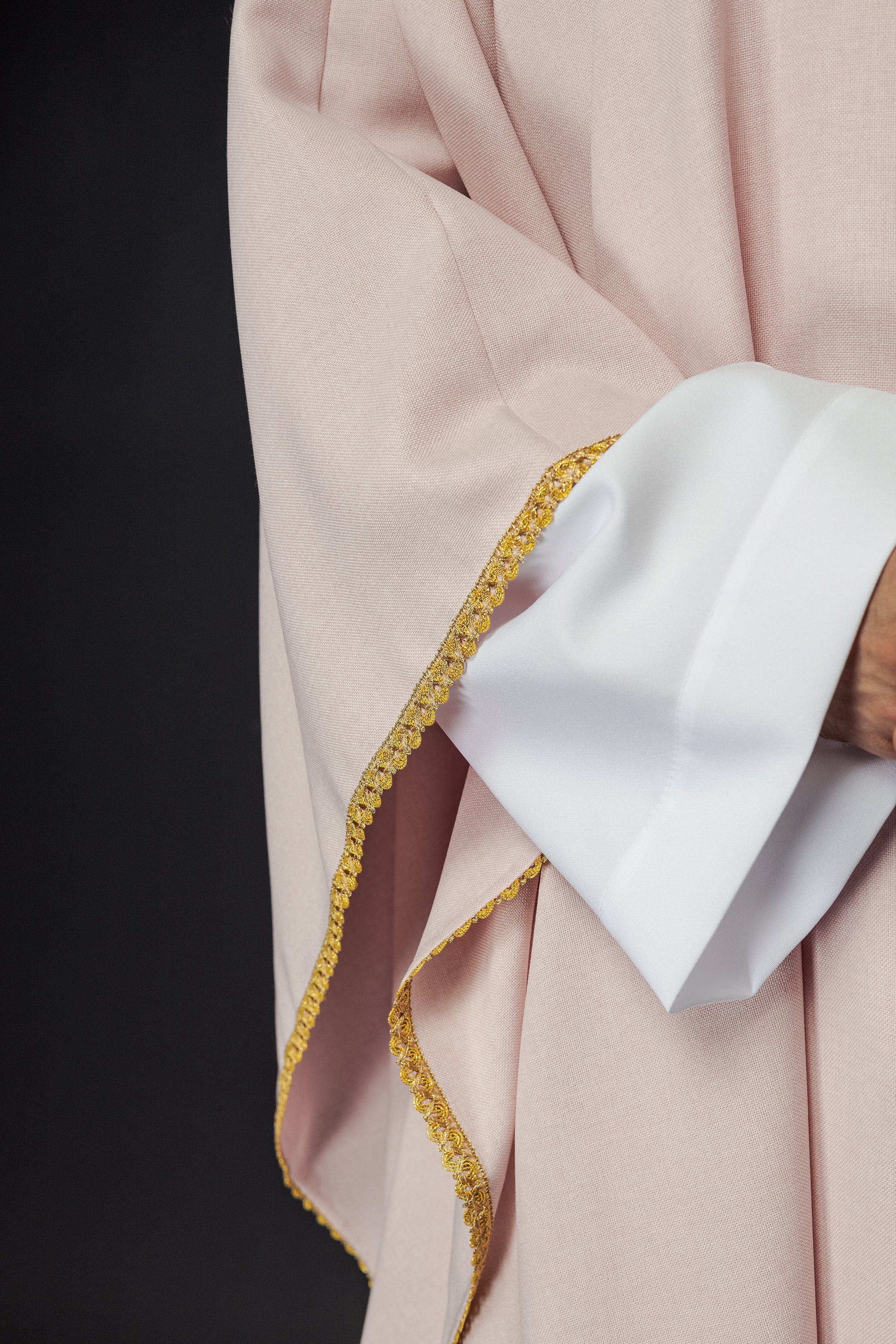 Messgewand mit gestickten goldenen Kreuzen und Paspel am Kragen in Rosa