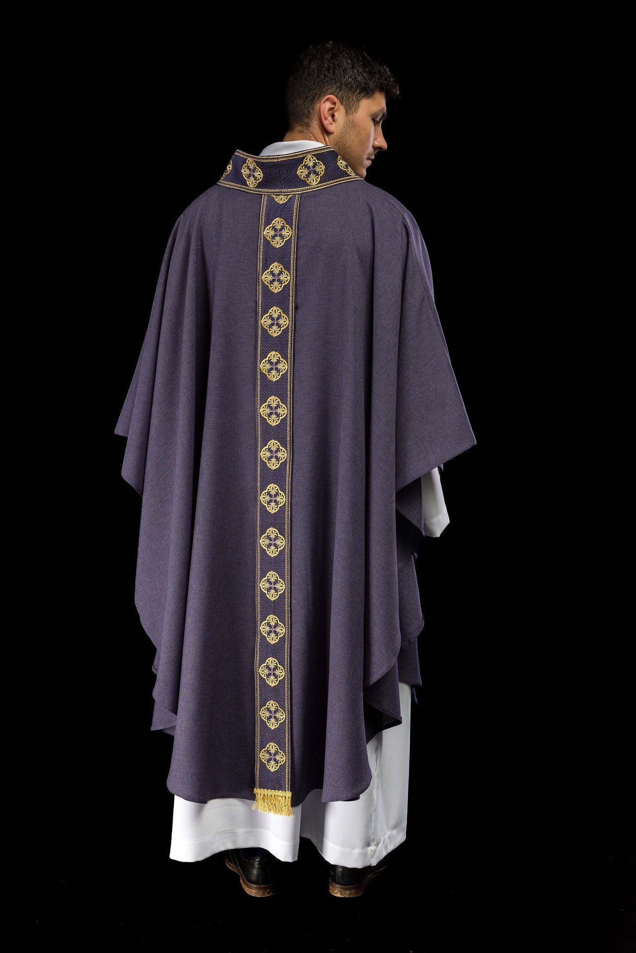 Ornat w kolorze fioletowym z haftowanym pasem i kołnierzem w krzyże - ORNATY.PL