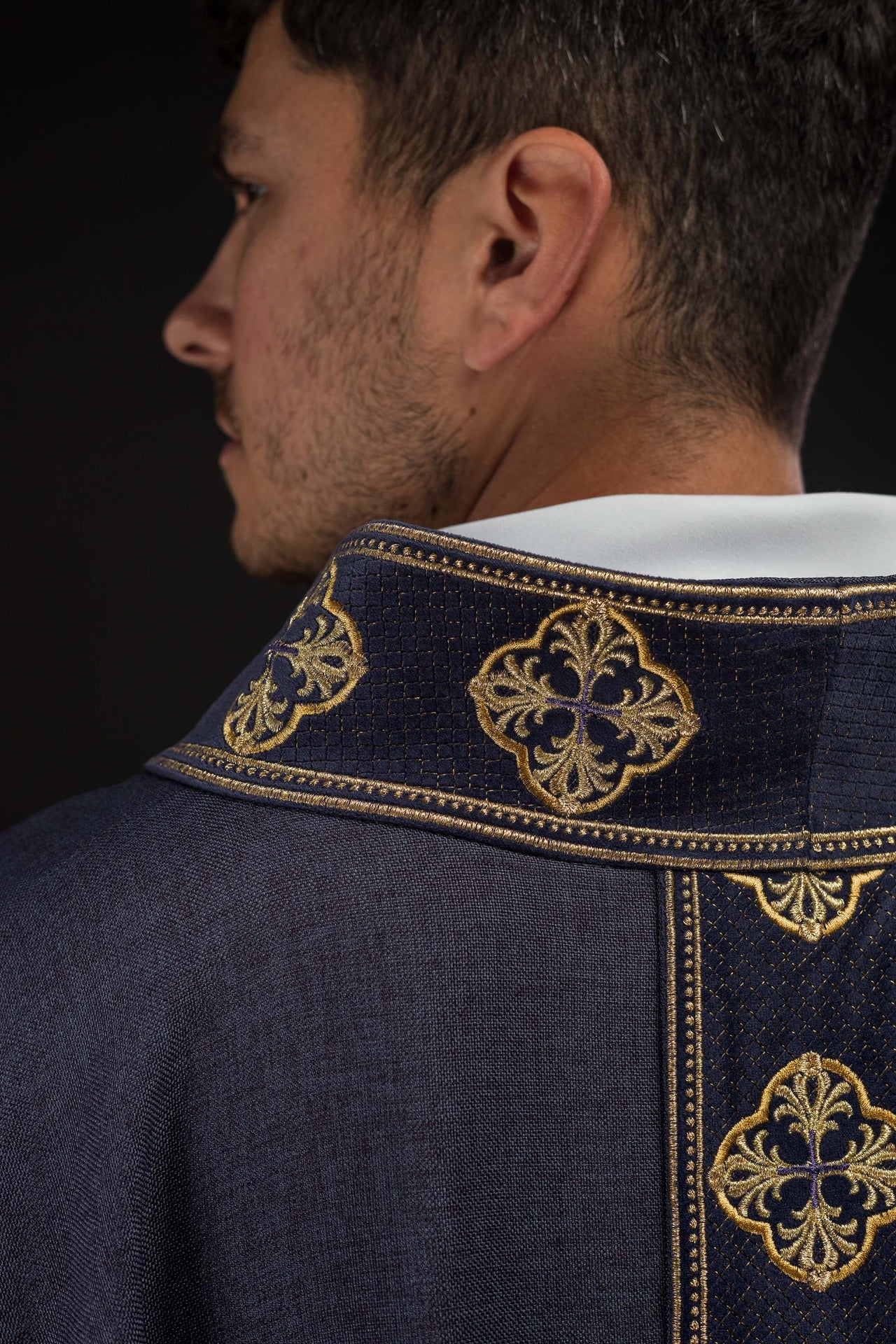 Ornat w kolorze fioletowym z haftowanym pasem i kołnierzem w krzyże - ORNATY.PL