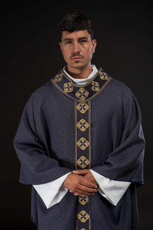 Ornat w kolorze fioletowym z haftowanym pasem i kołnierzem w krzyże - ORNATY.PL