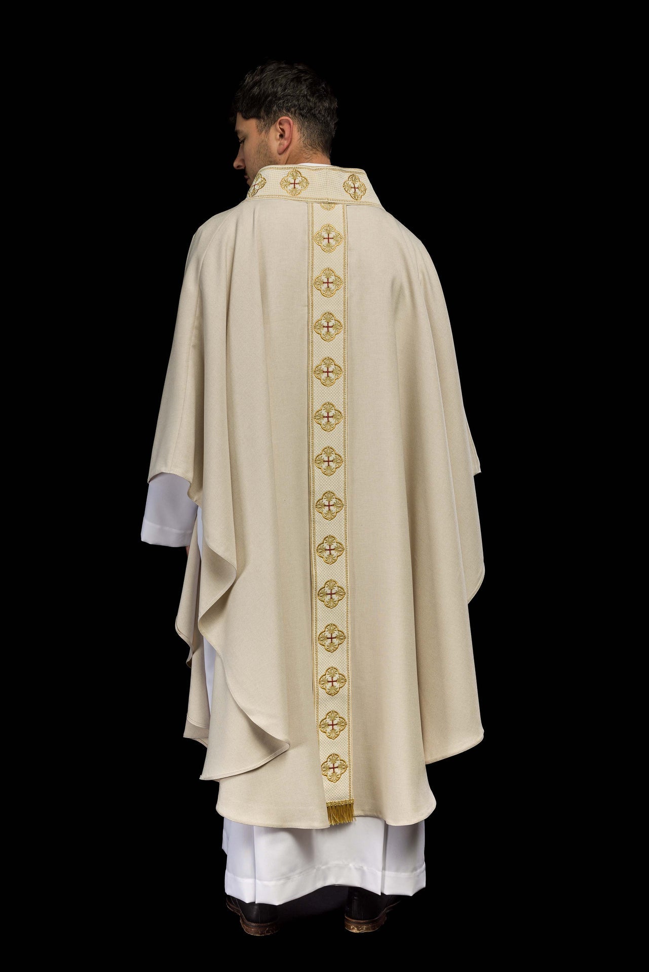 Ornat w kolorze ecru z haftowanym pasem i kołnierzem w krzyże - ORNATY.PL
