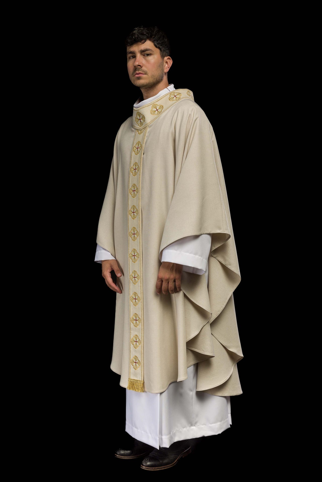 Ornat w kolorze ecru z haftowanym pasem i kołnierzem w krzyże - ORNATY.PL