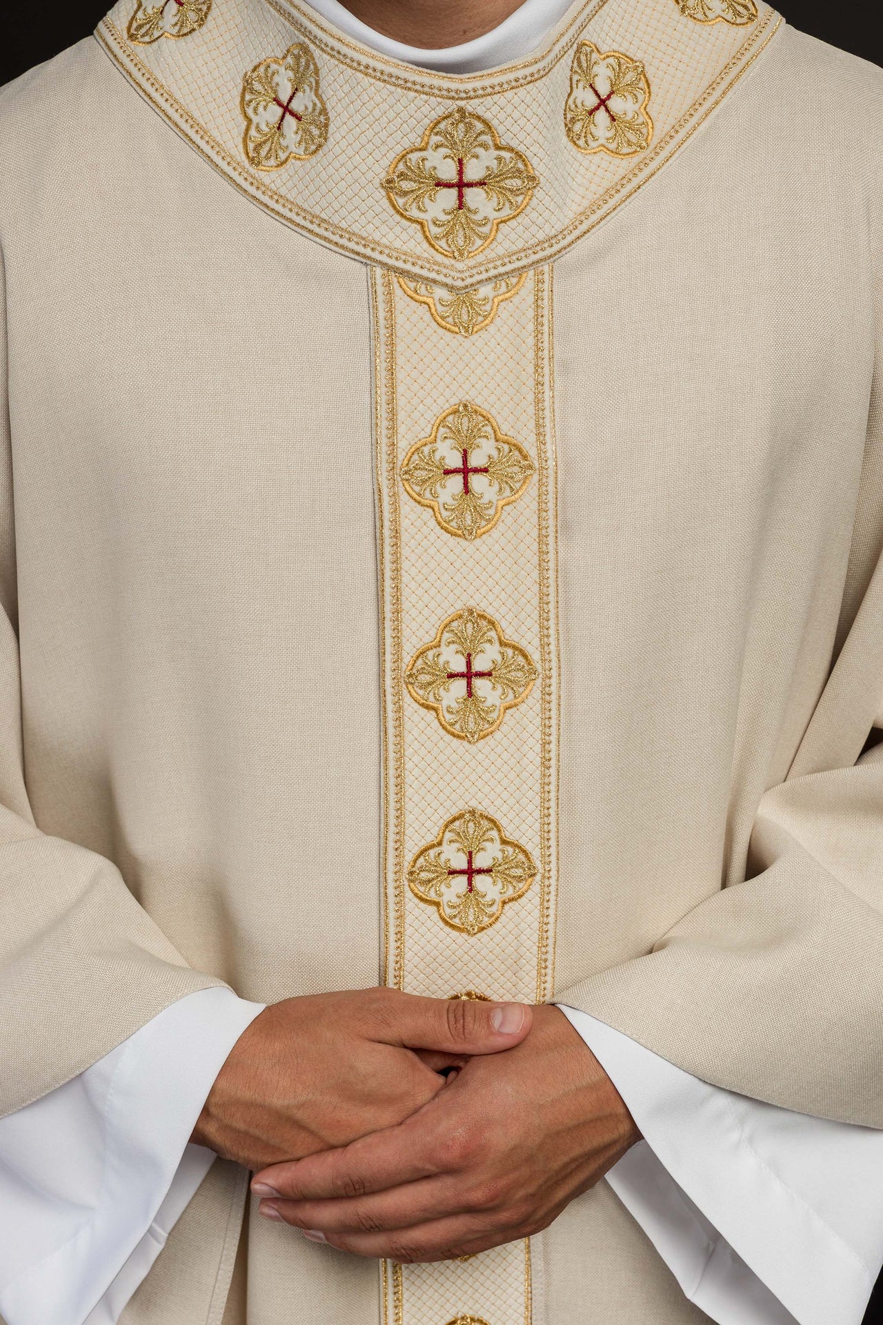 Ornat w kolorze ecru z haftowanym pasem i kołnierzem w krzyże - ORNATY.PL