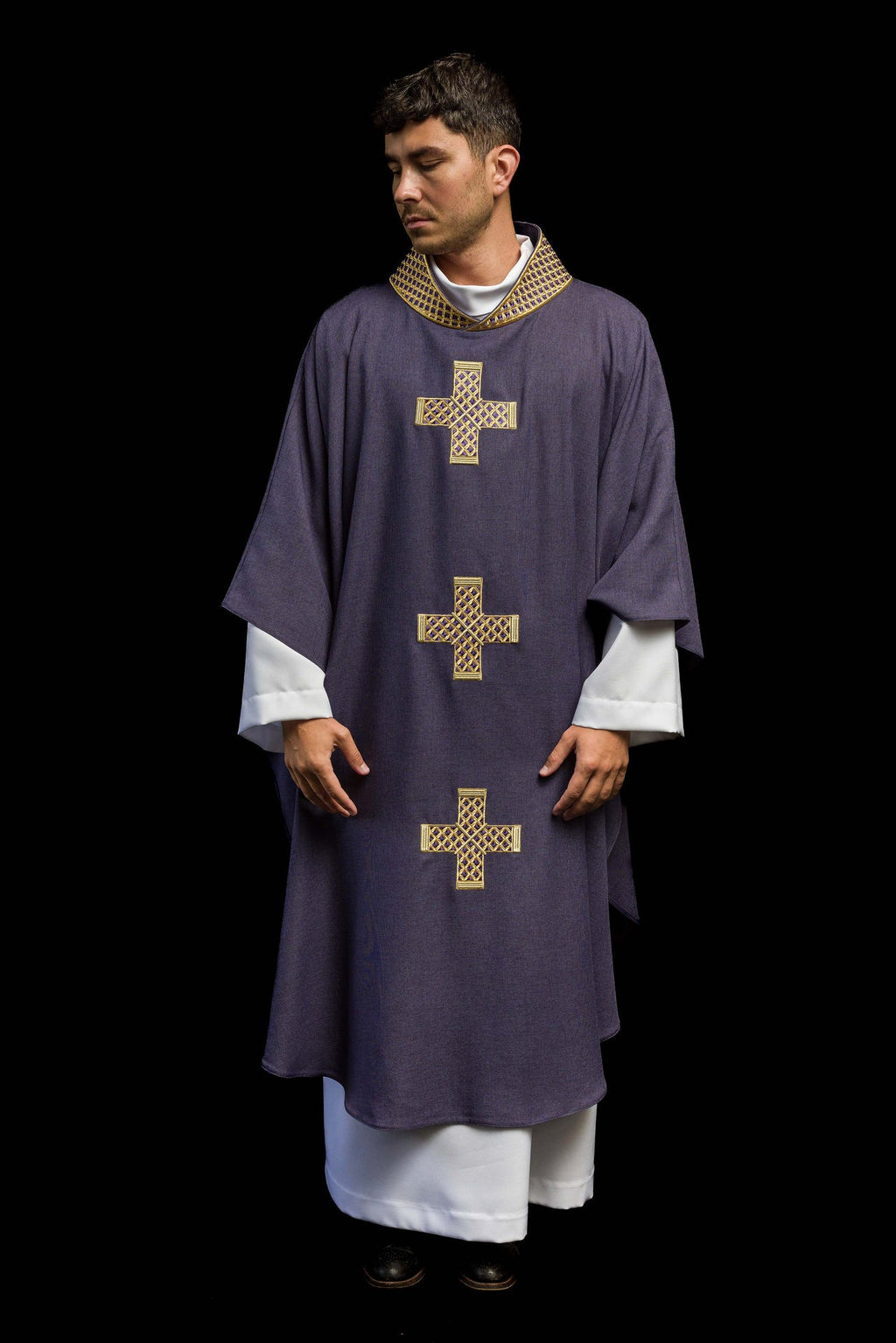 Ornat w kolorze fioletowym z haftowanymi krzyżami i kołnierzem - ORNATY.PL