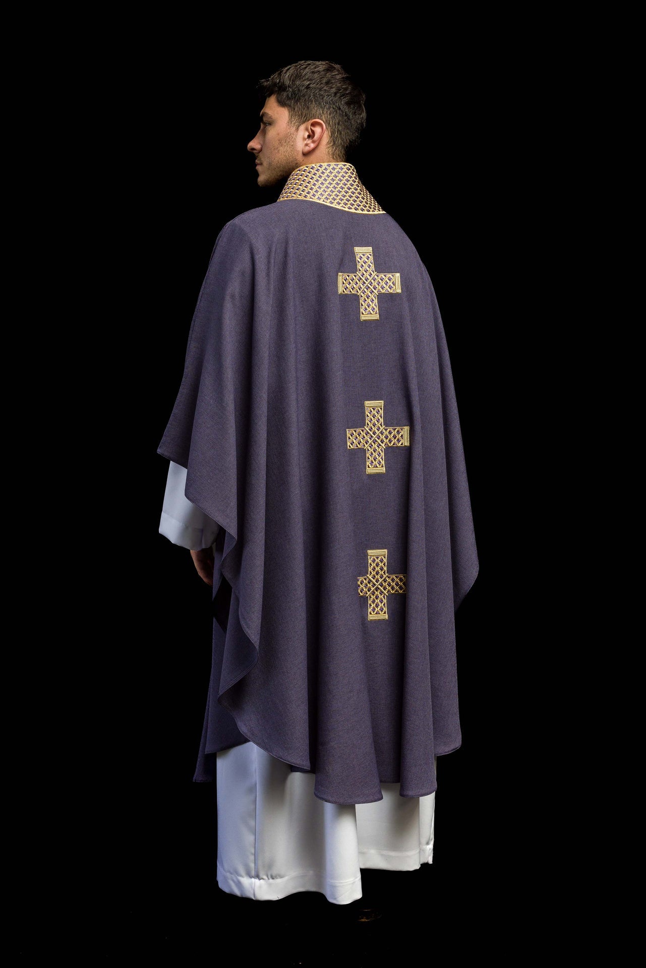 Messgewand in Violett mit gestickten Kreuzen und Kragen