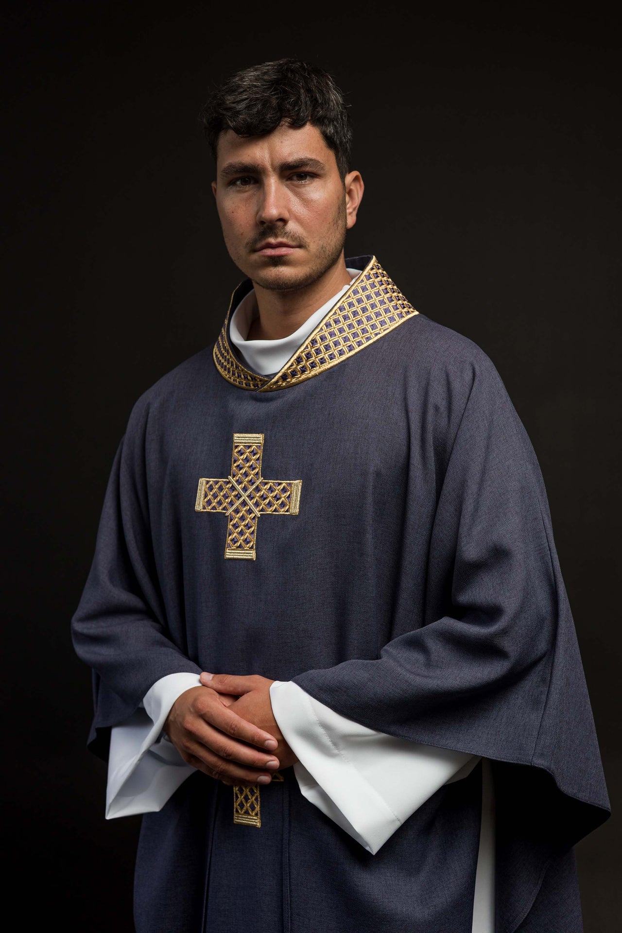 Ornat w kolorze fioletowym z haftowanymi krzyżami i kołnierzem - ORNATY.PL