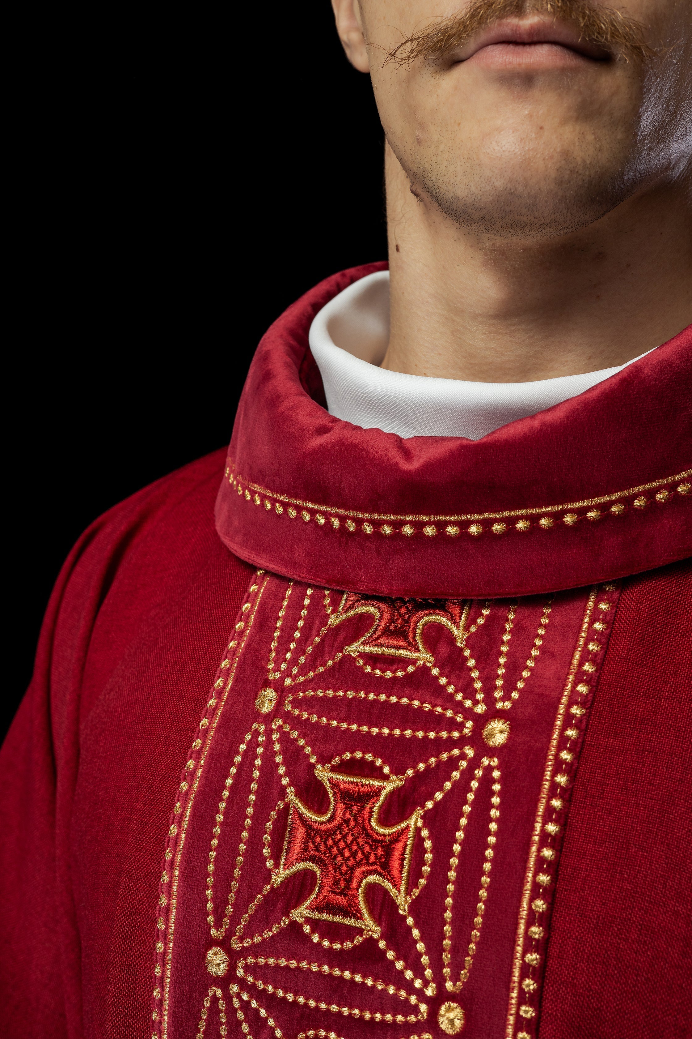 Ornat liturgiczny z bogato zdobionym pasem w krzyże w kolorze czerwonym - ORNATY.PL