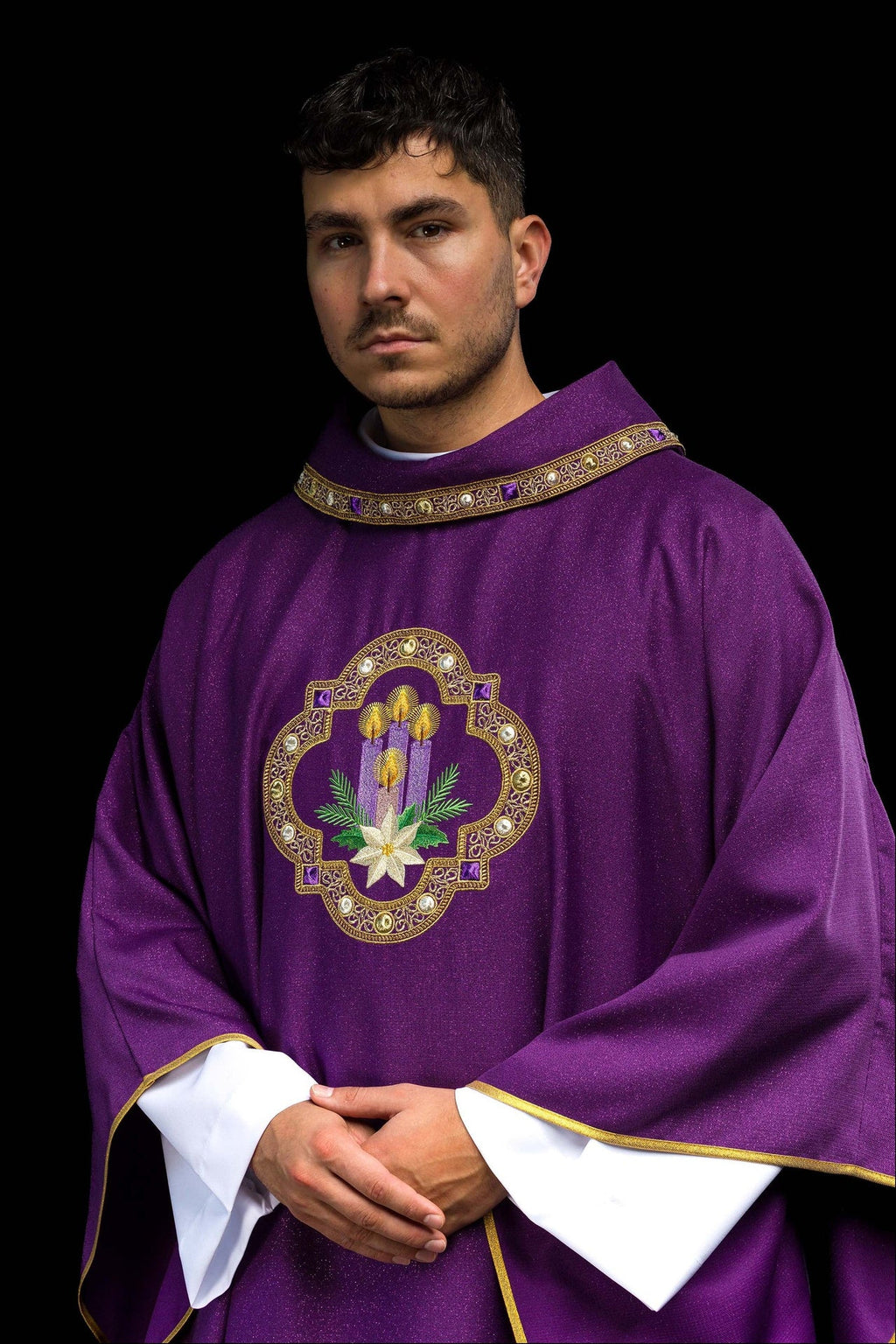 Besticktes Messgewand für den Advent aus glänzendem Stoff gefertigt