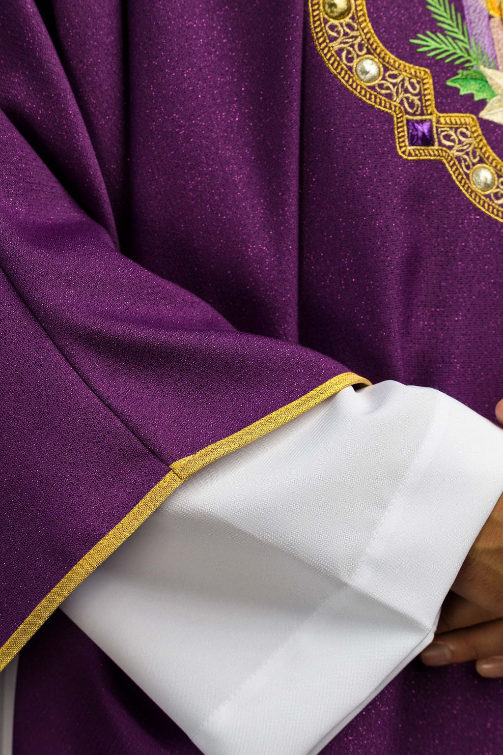 Besticktes Messgewand für den Advent aus glänzendem Stoff gefertigt