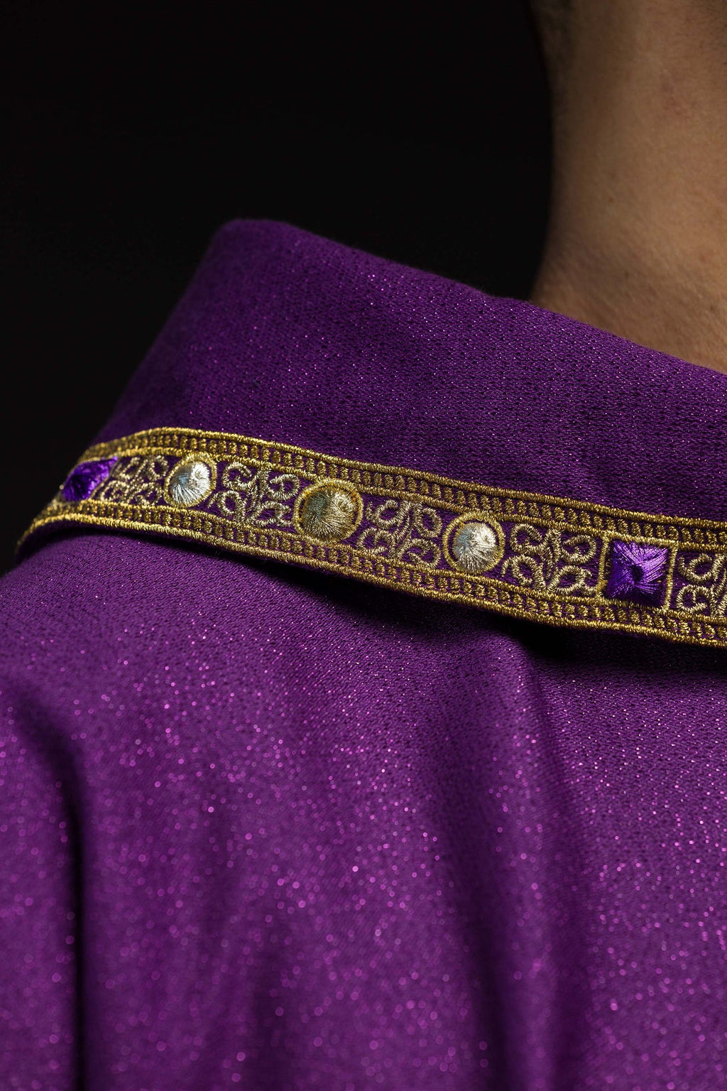 Besticktes Messgewand für den Advent aus glänzendem Stoff gefertigt