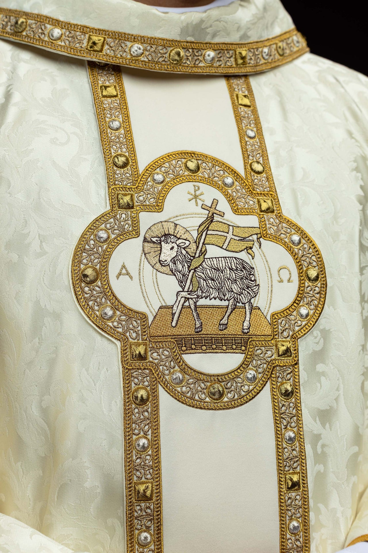 Kasel mit Zingulum und Stickerei des Osterlammes auf Jacquardstoff