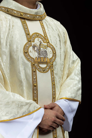 Kasel mit Zingulum und Stickerei des Osterlammes auf Jacquardstoff