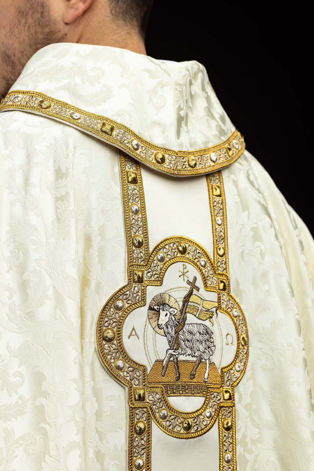 Kasel mit Zingulum und Stickerei des Osterlammes auf Jacquardstoff