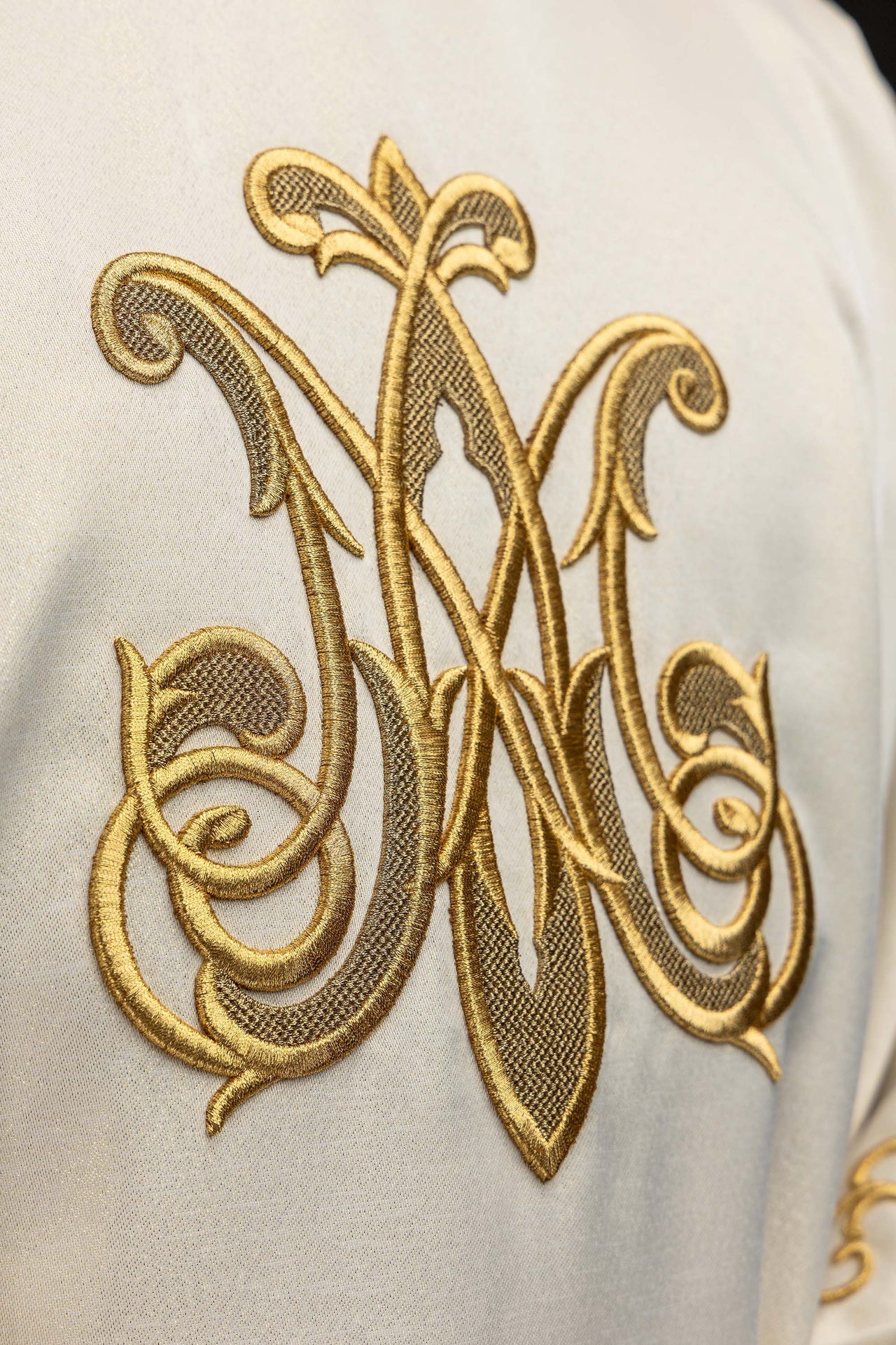 Liturgische Kasel mit besticktem Mariensymbol