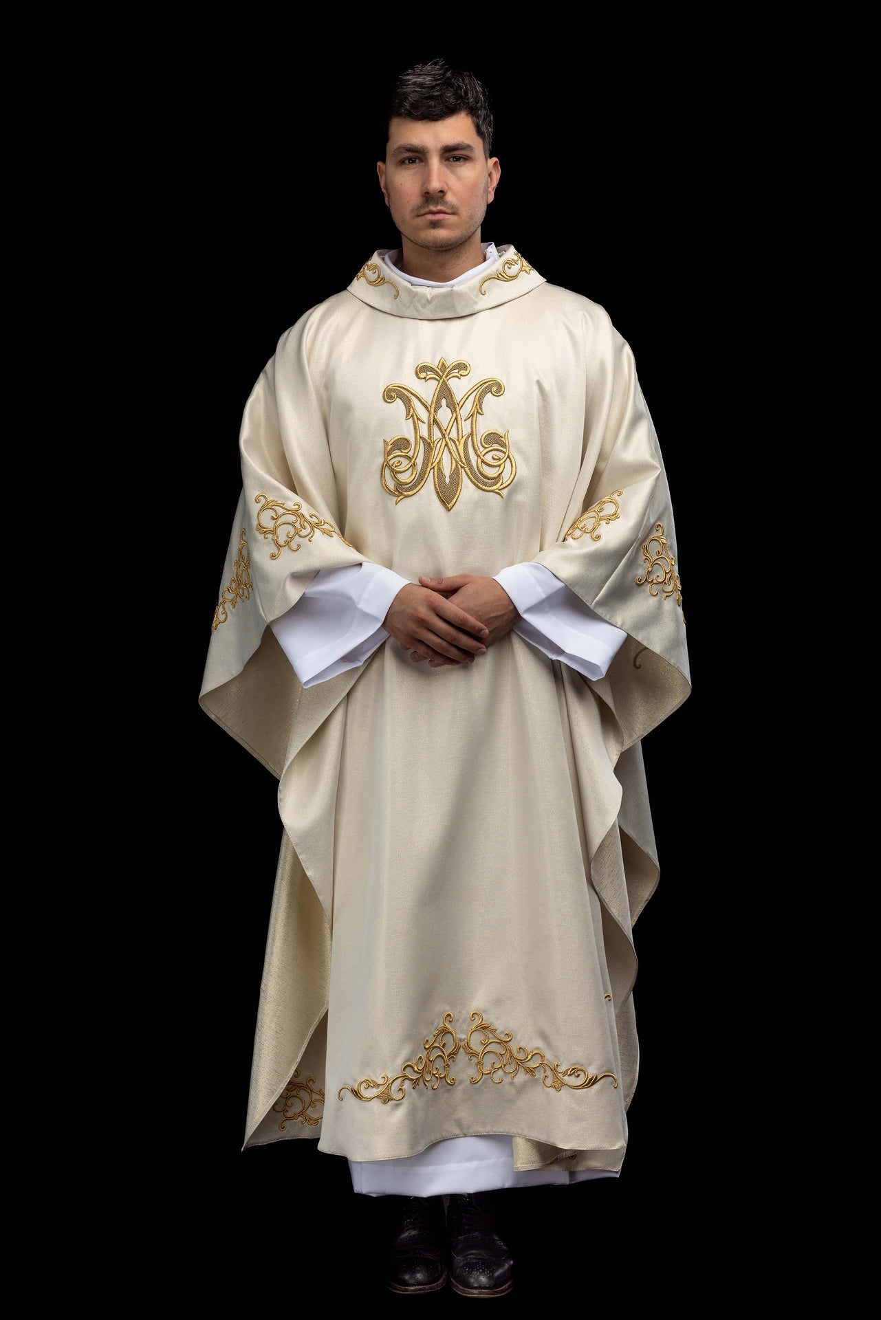 Liturgische Kasel mit besticktem Mariensymbol