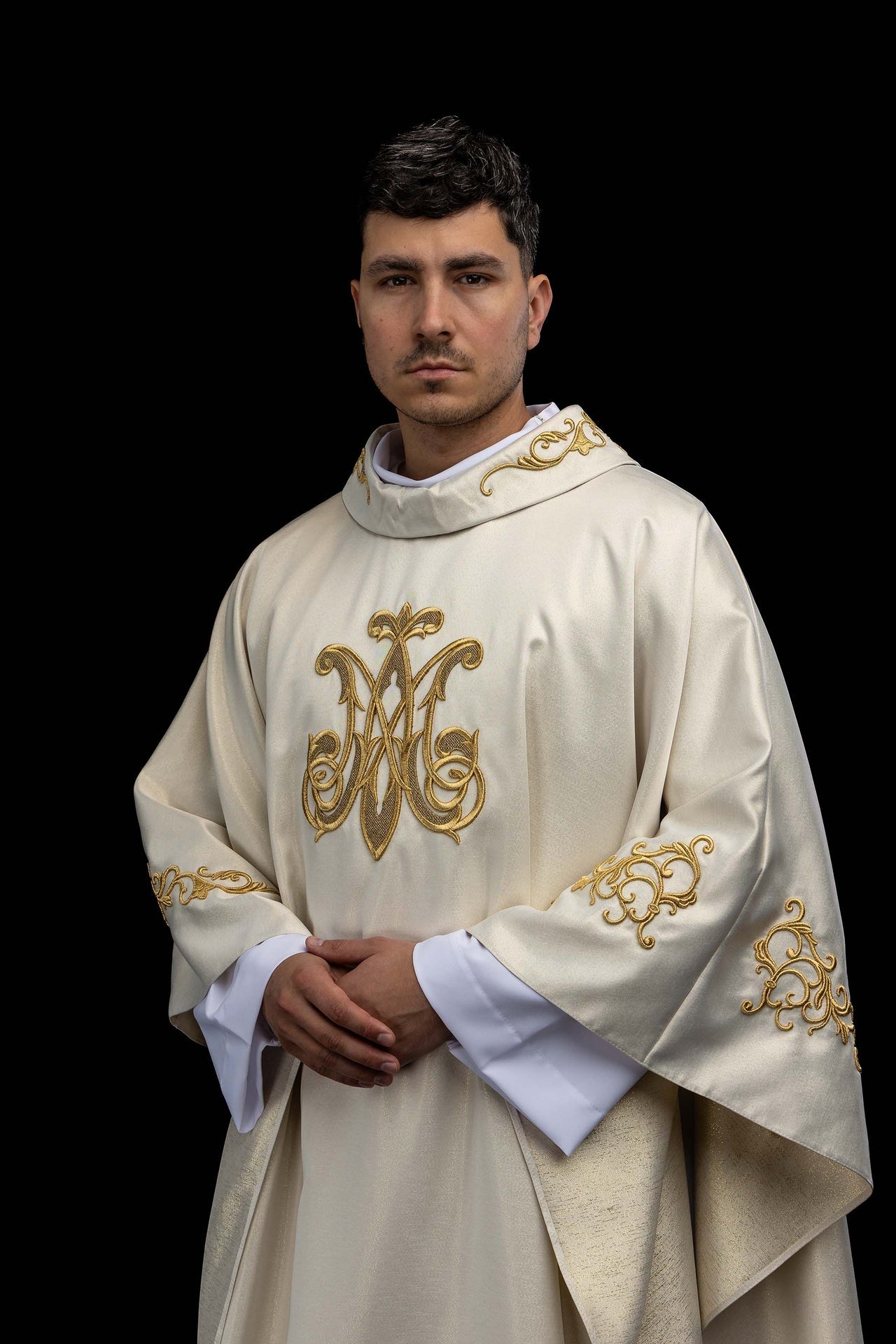 Liturgische Kasel mit besticktem Mariensymbol