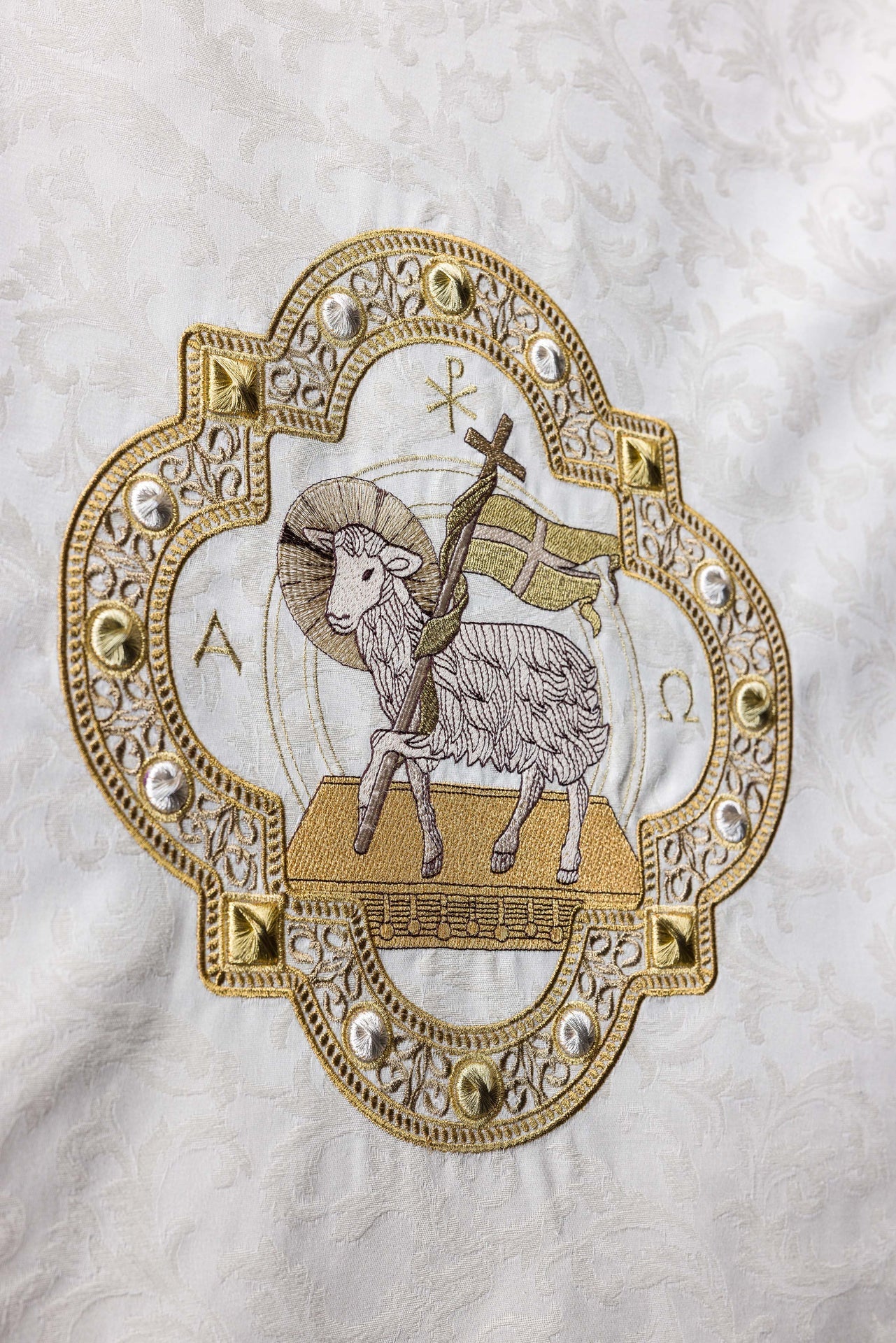 Lektorpulttuch mit Lammstickerei aus Jacquardstoff in Ecru