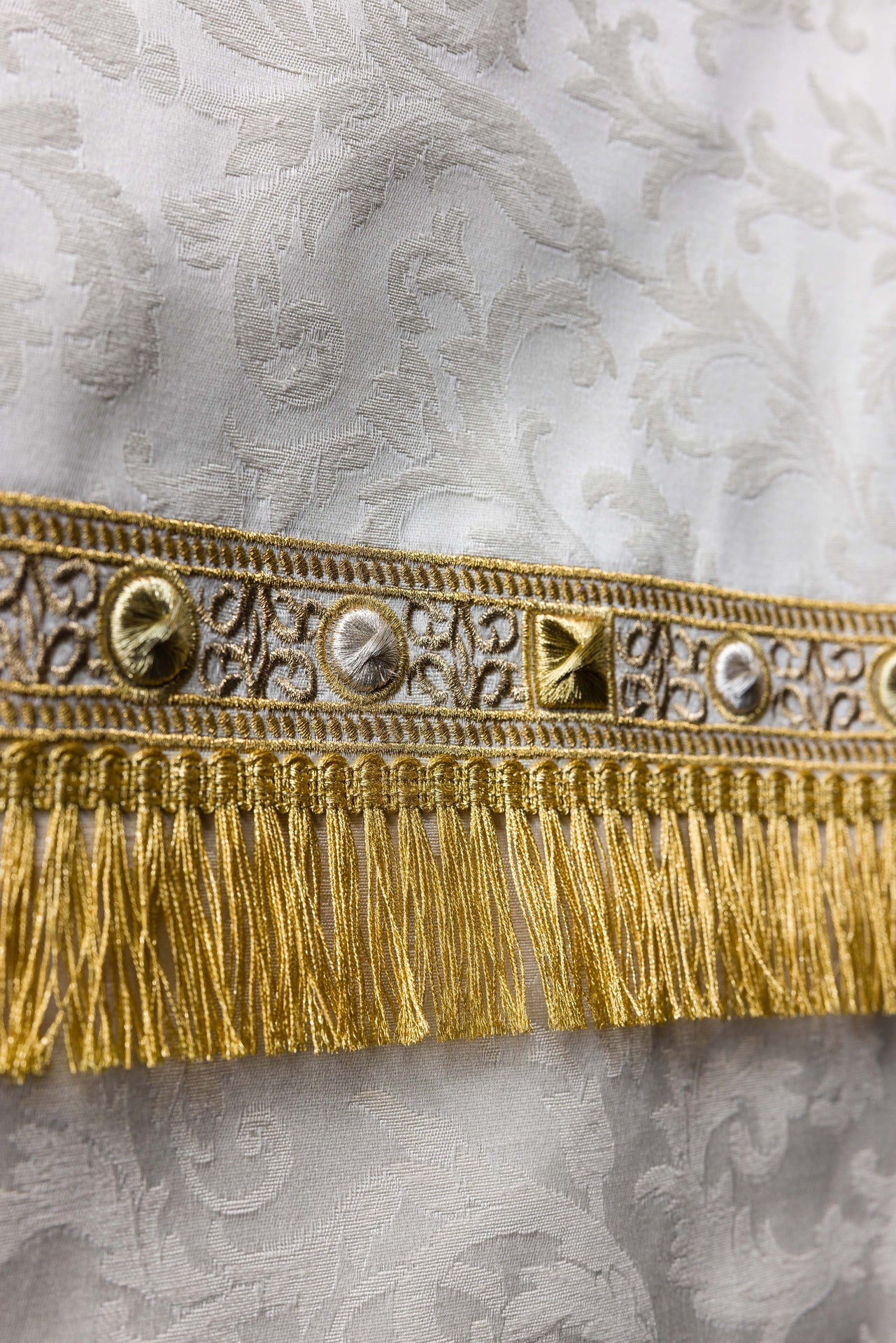 Lektorpulttuch mit Lammstickerei aus Jacquardstoff in Ecru