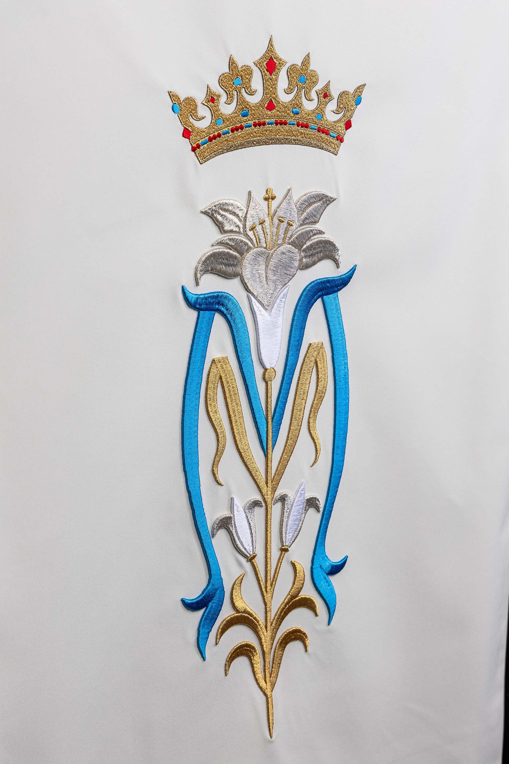 Weiß bestickte Rednerpult-Serviette mit Marienmotiv