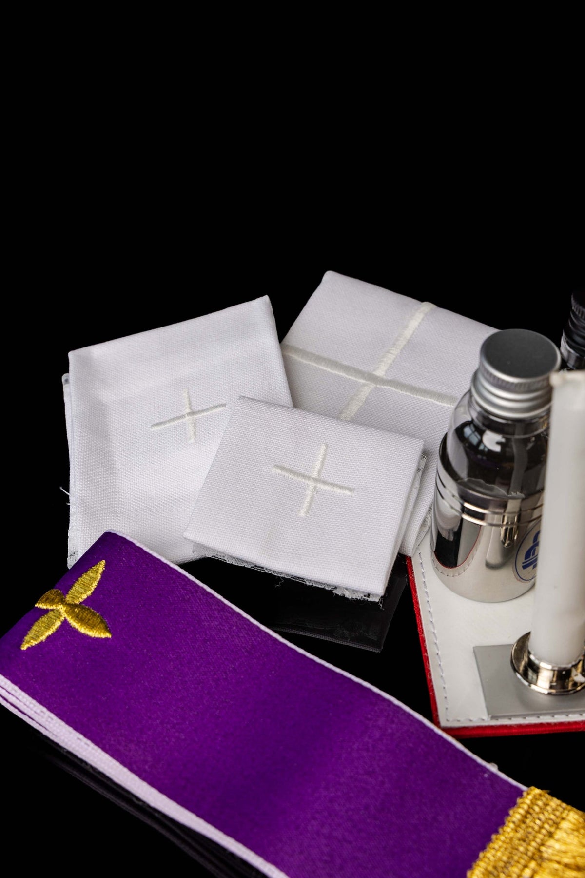 Missionskoffer mit liturgischer Ausstattung und Schulterriemen