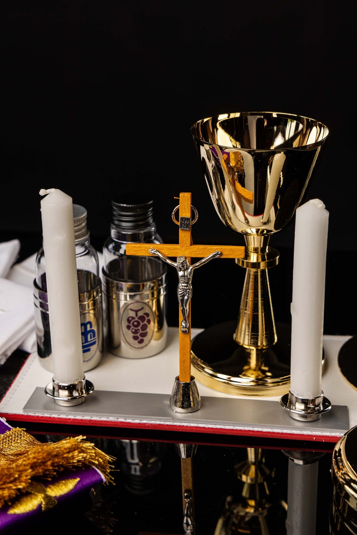 Missionskoffer mit liturgischer Ausstattung und Schulterriemen