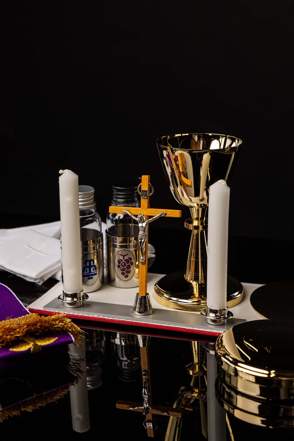Missionskoffer mit liturgischer Ausstattung und Schulterriemen