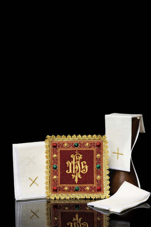 Aksamitny komplet kielichowy w kolorze czerwonym z haftowanym symbolem IHS