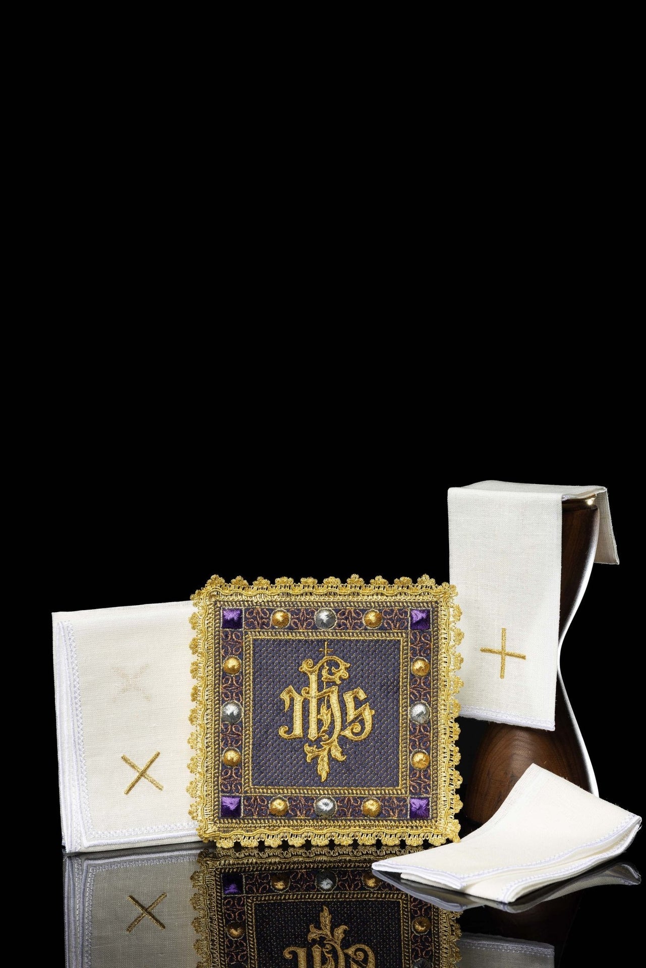 Aksamitny komplet kielichowy w kolorze fioletowym z haftowanym symbolem IHS