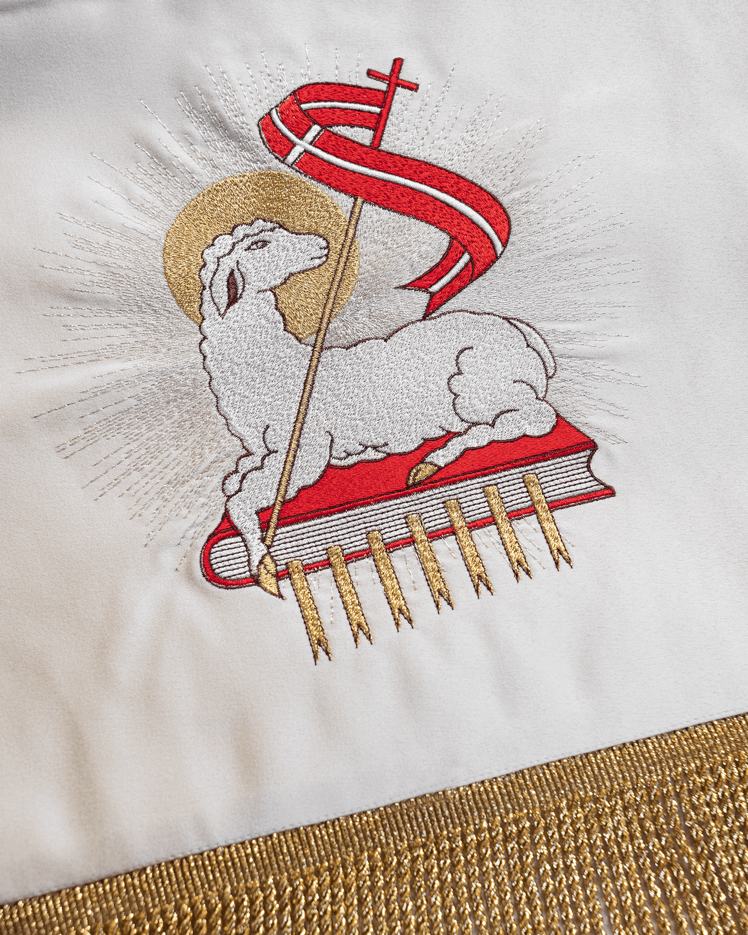 Baldachin Kirche ecru bestickt, Agnus Dei, IHS und Kelch, zu Fronleichnam 140×160 cm - MESSGEWANDER.DE
